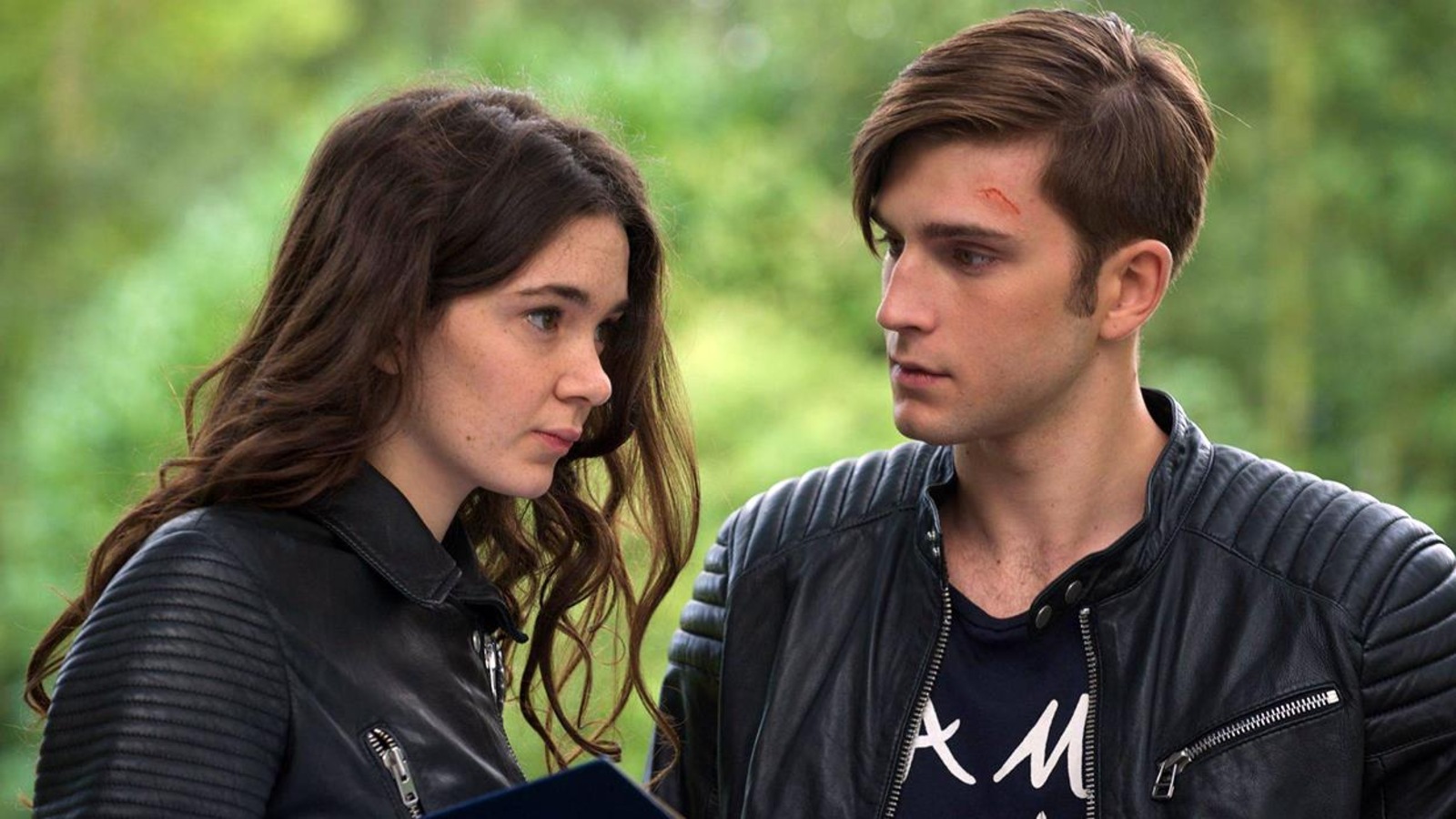 Un jeune fille et un jeune homme, une blessure sur le front, portant tous les deux des blousons de moto. Un jeune fille et un jeune homme, une blessure sur le front, portant tous les deux des blousons de moto.