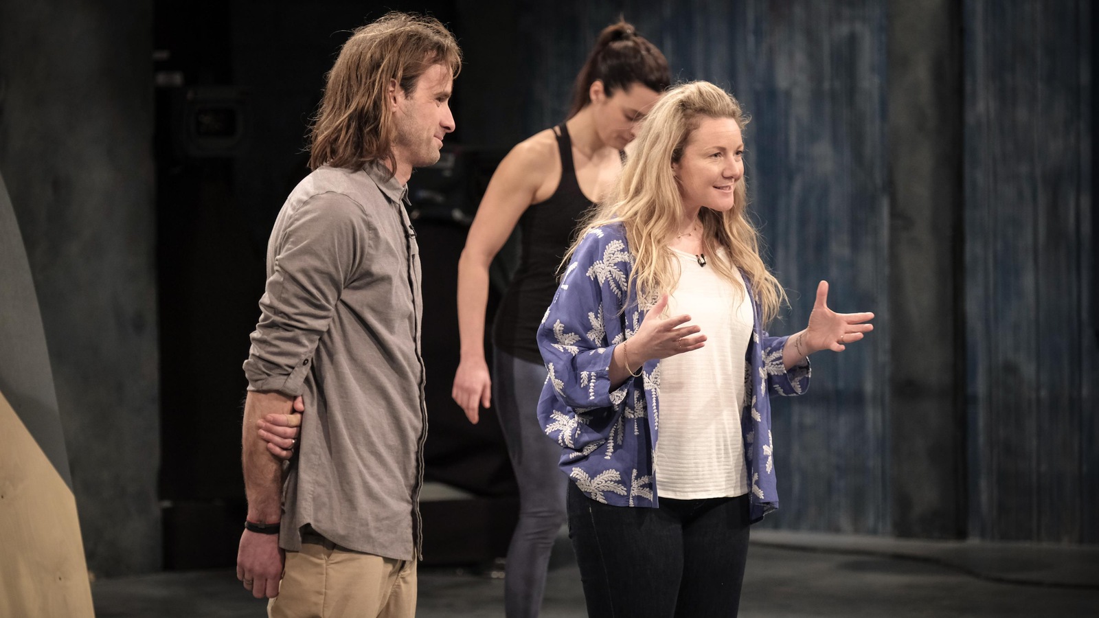 Les entrepreneurs de la compagnie Unda Board font leur présentation devant les dragons. Les entrepreneurs de la compagnie Unda Board font leur présentation devant les dragons.