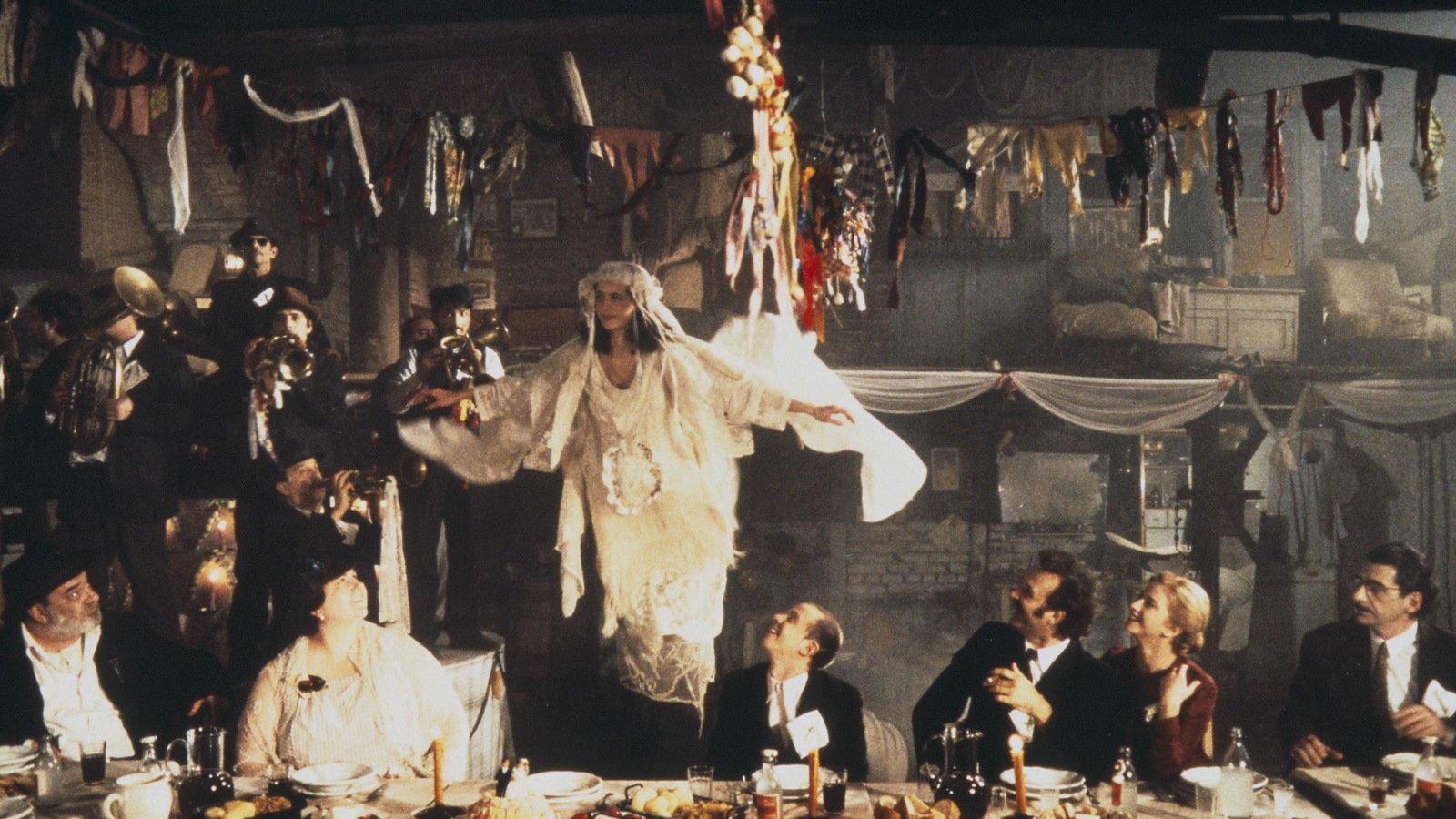 Une mariée vole au-dessus d'un banquet de fête. Une mariée vole au-dessus d'un banquet de fête.
