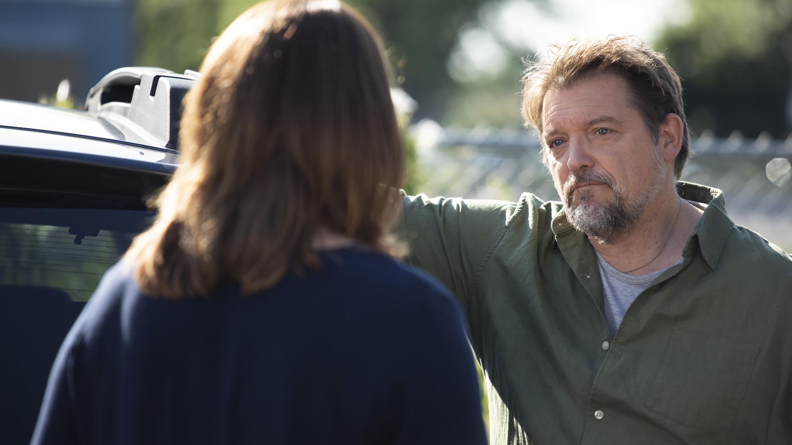 Dans un stationnement, Anémone (Marina Orsini) s'entretient avec Ron (Vincent Graton). Dans un stationnement, Anémone (Marina Orsini) s'entretient avec Ron (Vincent Graton).