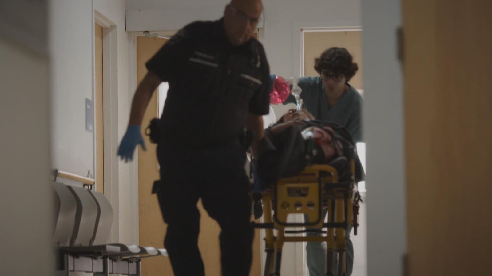 Un infirmier (Thomas Postigo) et un ambulancier pousse une civière dans le corridor de l'hôpital. Un infirmier (Thomas Postigo) et un ambulancier pousse une civière dans le corridor de l'hôpital.