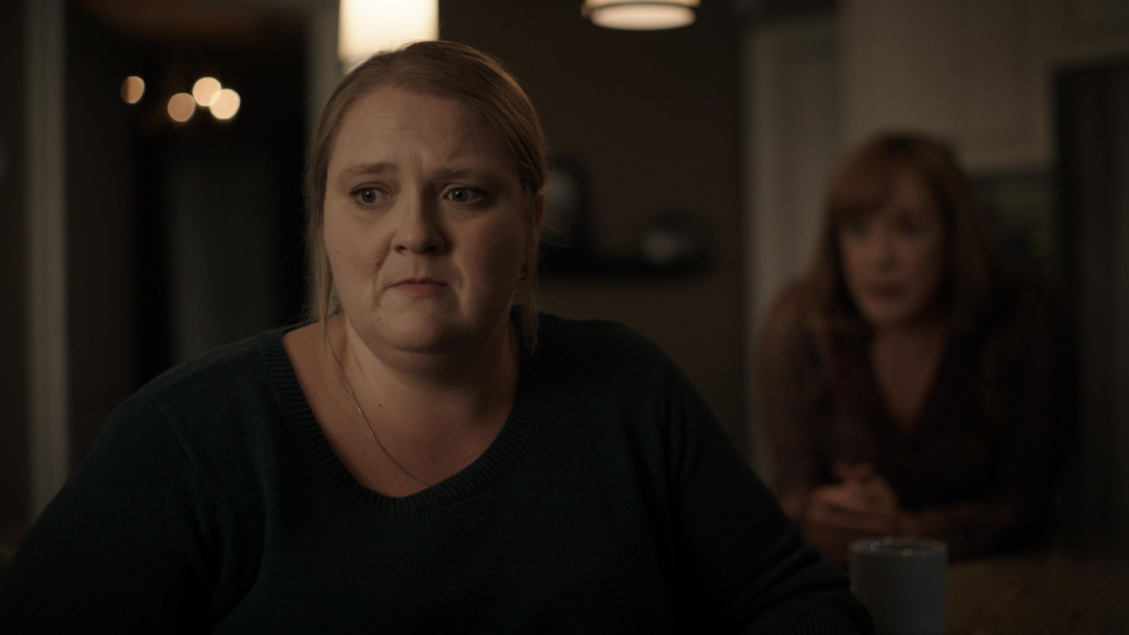 Caroline (Debbie Lynch-White) est dans sa cuisine, l'air soucieux. Caroline (Debbie Lynch-White) est dans sa cuisine, l'air soucieux.