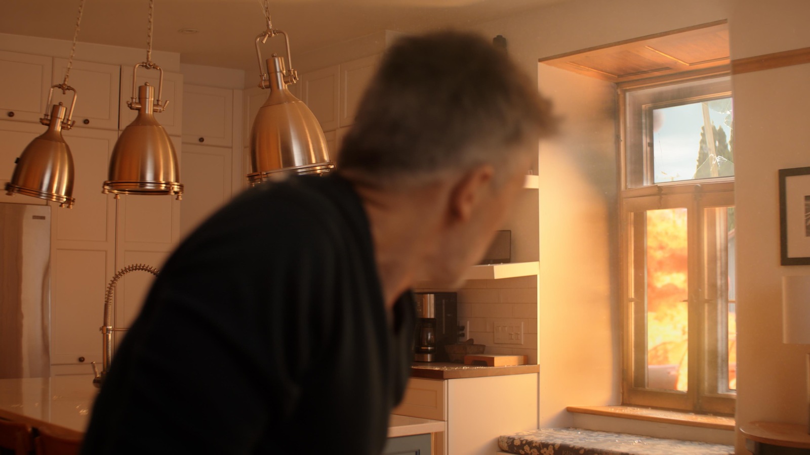 Émilien (Patrice Godin) regarde l'explosion par la fenêtre de la cuisine. Émilien (Patrice Godin) regarde l'explosion par la fenêtre de la cuisine.