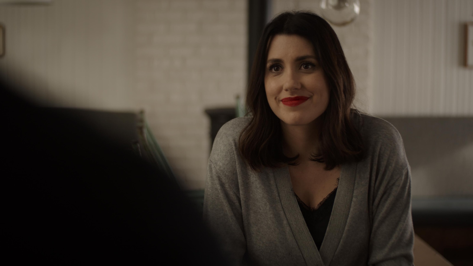 Karla (Marilou Morin) est au café et sourit. Karla (Marilou Morin) est au café et sourit.