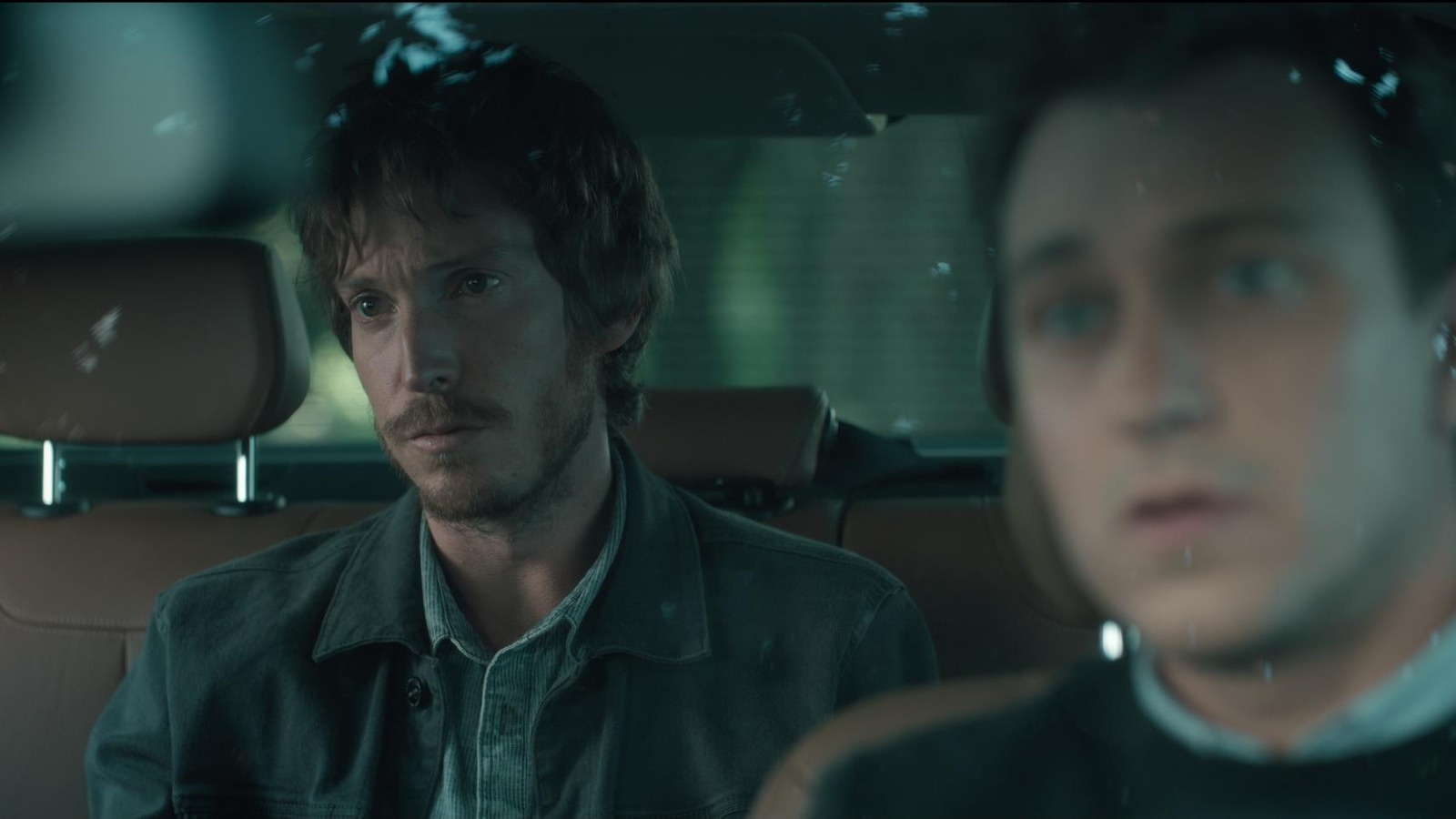 JO (Adam Kosh) et Sébastien (Benoît McGinnis) attendent dans l'auto. JO (Adam Kosh) et Sébastien (Benoît McGinnis) attendent dans l'auto.