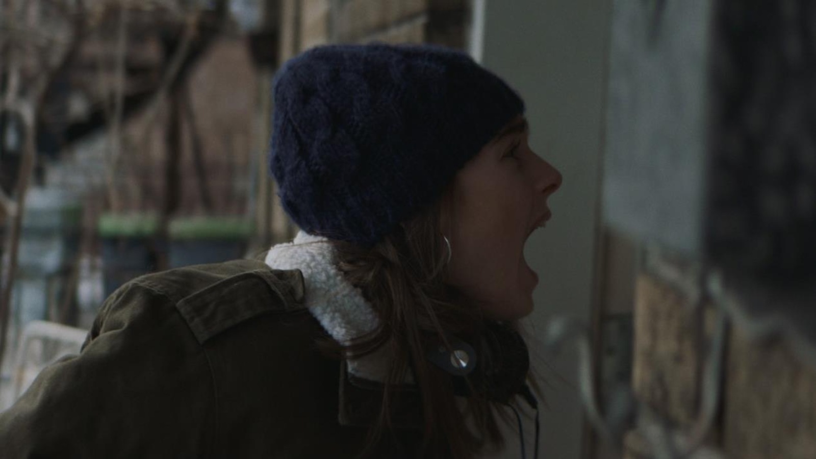 Une jeune femme de profil en train de crier. Une jeune femme de profil en train de crier.