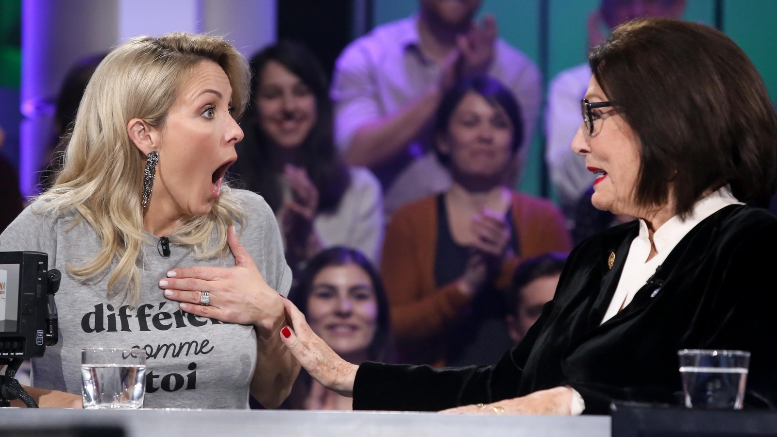 Véronique Cloutier semble complètement estomaquée par les propos de Nana Mouskouri. Véronique Cloutier semble complètement estomaquée par les propos de Nana Mouskouri.