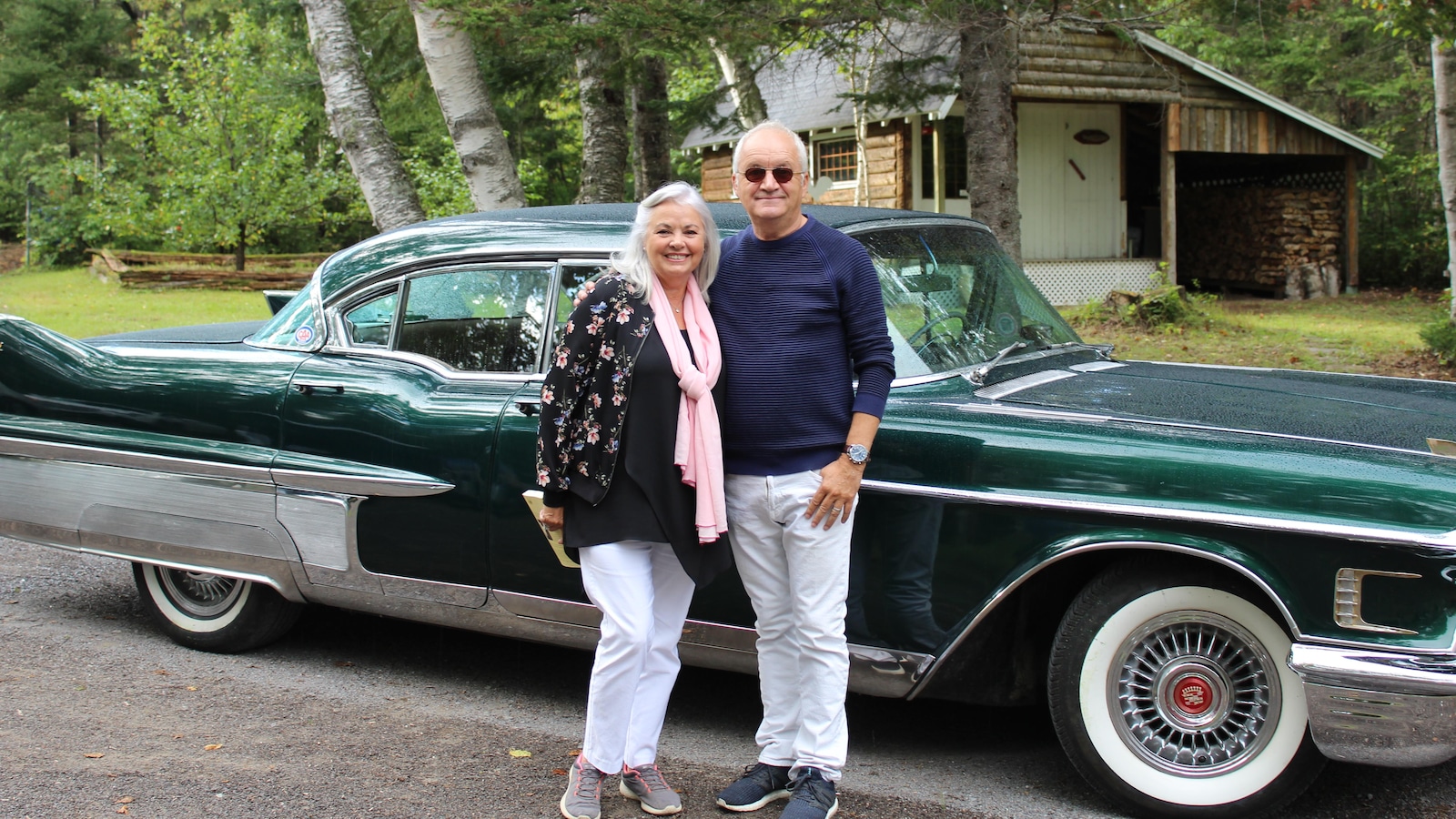 Louise et Michel posent devant une Cadillac 1958. Louise et Michel posent devant une Cadillac 1958.