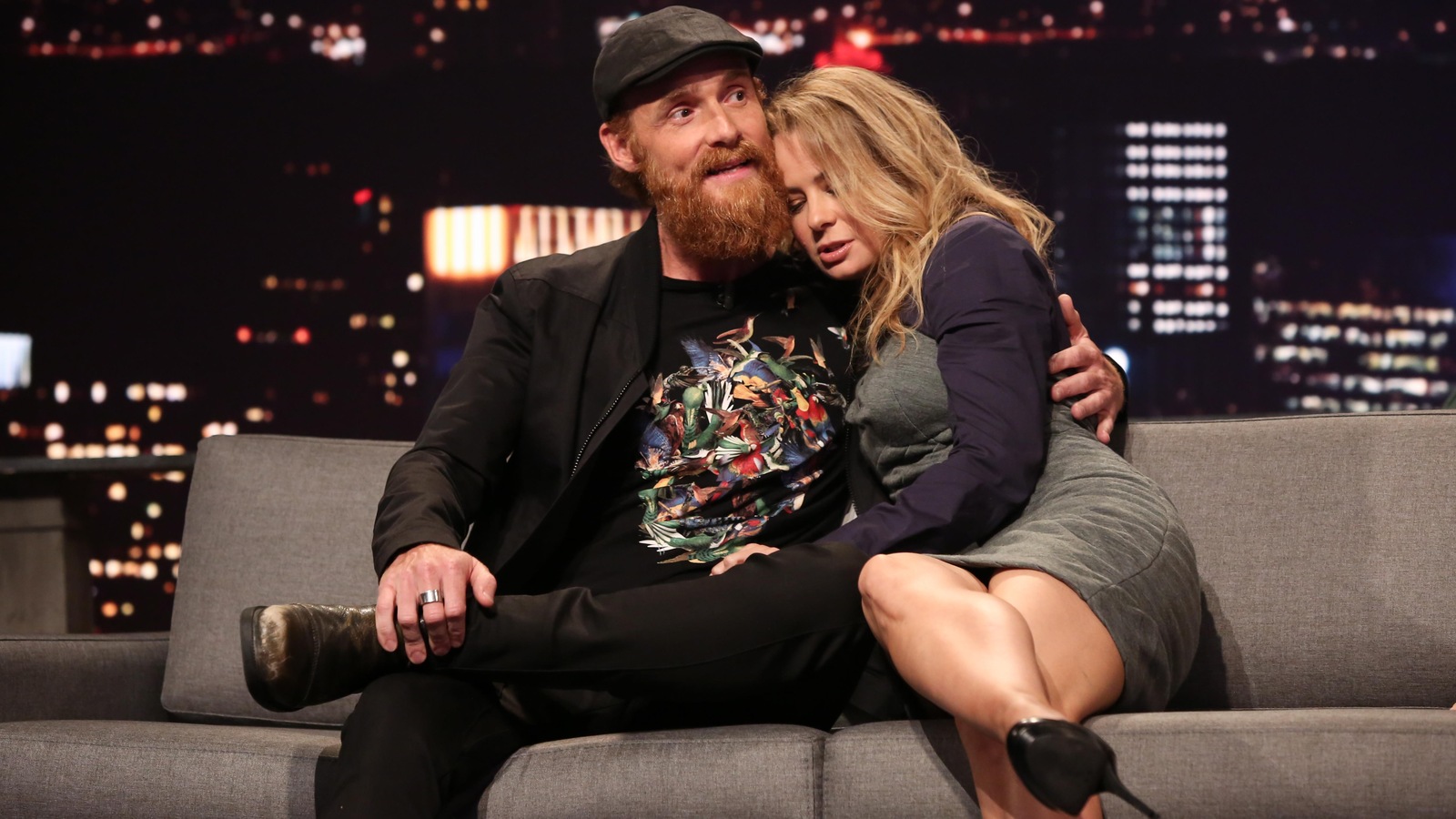 Elle est blottie contre lui Elle est blottie contre lui