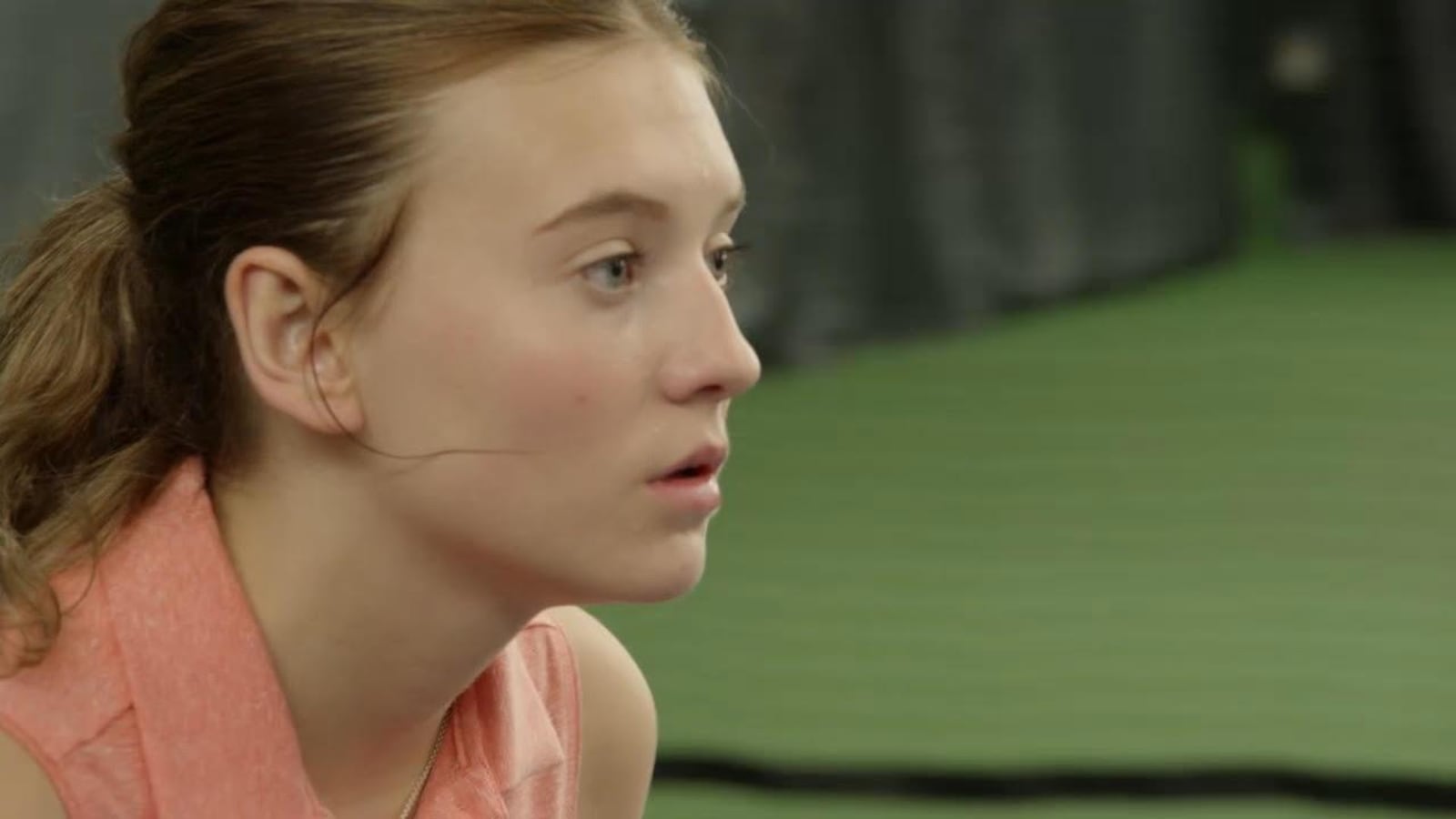 Viviane est sur un terrain de tennis. Viviane est sur un terrain de tennis.