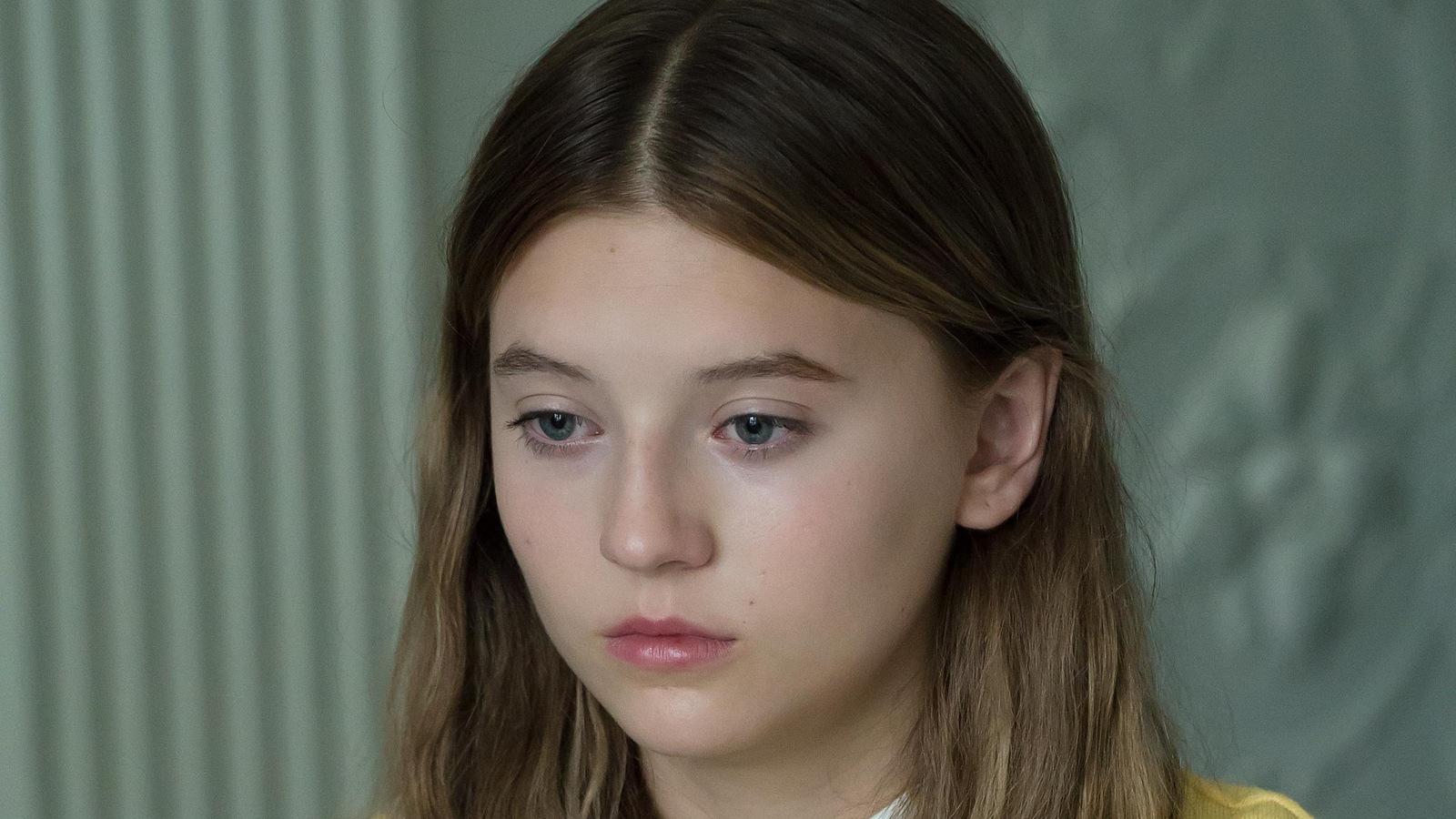 Viviane (Milya Corbeil-Gauvreau) semble préoccupée. Viviane (Milya Corbeil-Gauvreau) semble préoccupée.