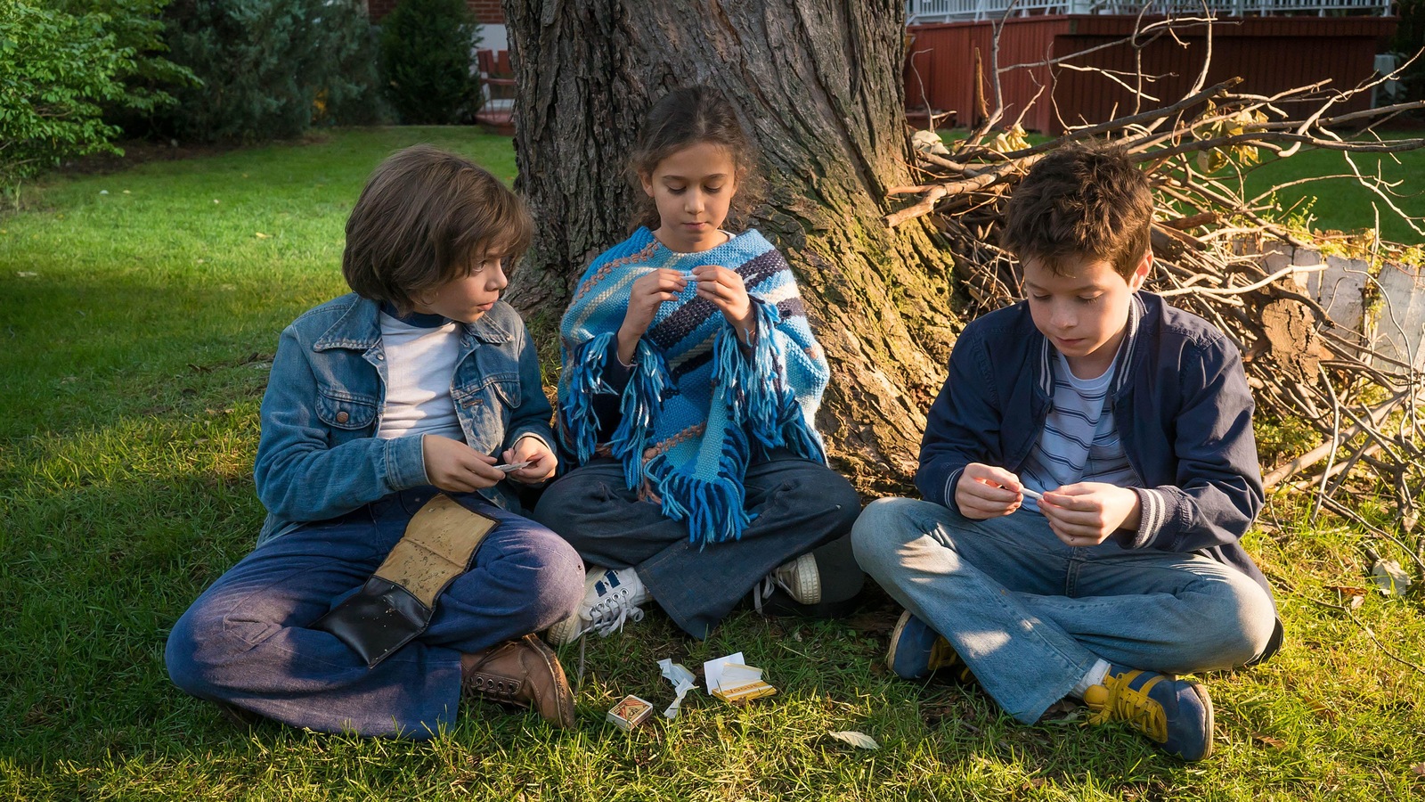 Trois enfants assis au pied d'un arbre. Trois enfants assis au pied d'un arbre.