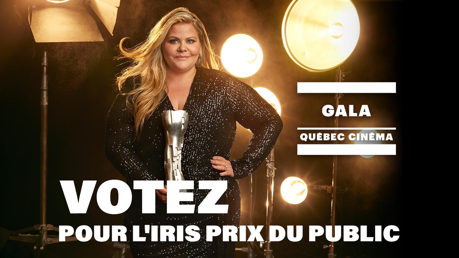 Geneviève Schmidt tient un trophée. Geneviève Schmidt tient un trophée.