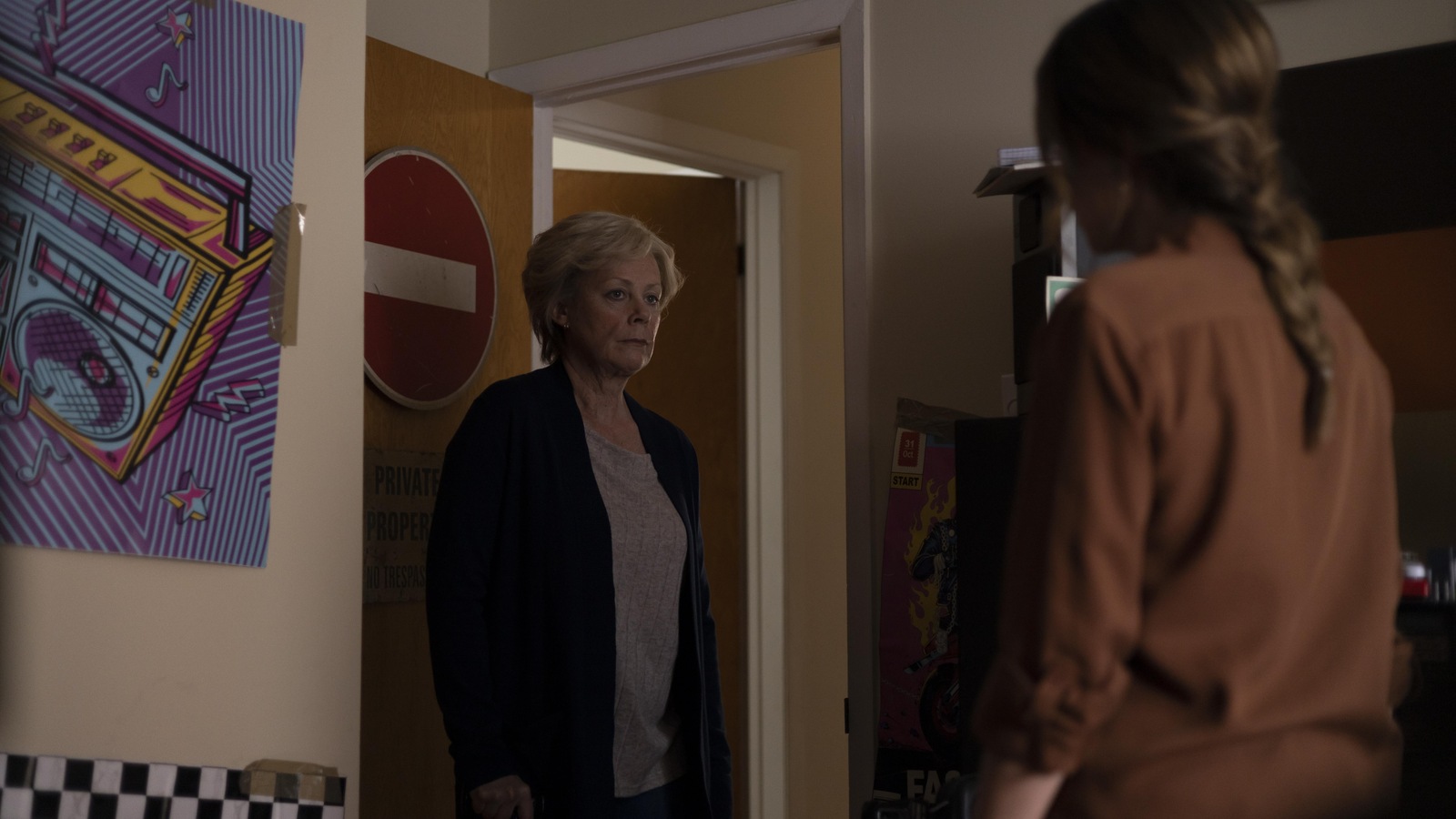 Lorraine et Élise face à face dans la chambre de Simon.