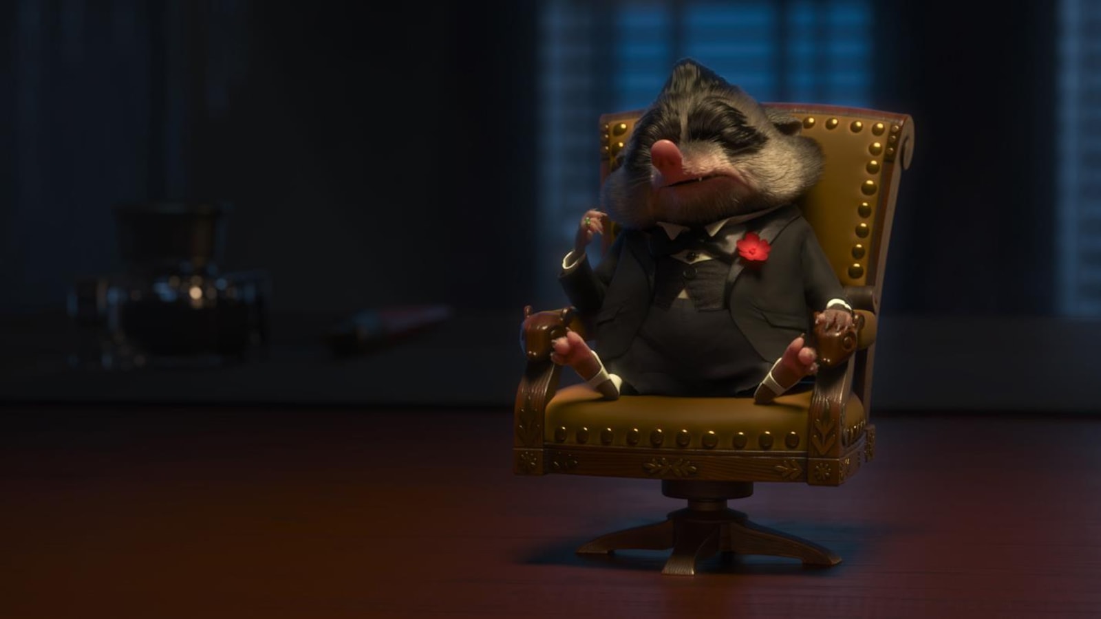 Une taupe en costard noir et fleur rouge à boutonnière assise sur une mini-fauteuil Une taupe en costard noir et fleur rouge à boutonnière assise sur une mini-fauteuil