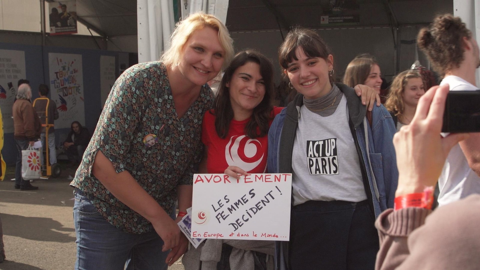 Elles pausent et sourient. Elles pausent et sourient.
