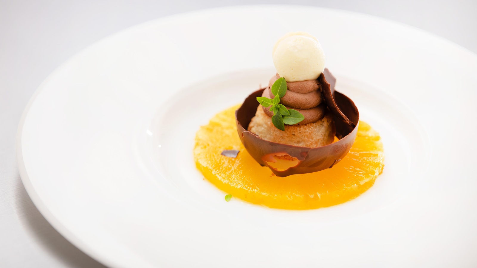Carpaccio d’ananas et parfait glacé à l’argousier, décors en chocolat Carpaccio d’ananas et parfait glacé à l’argousier, décors en chocolat