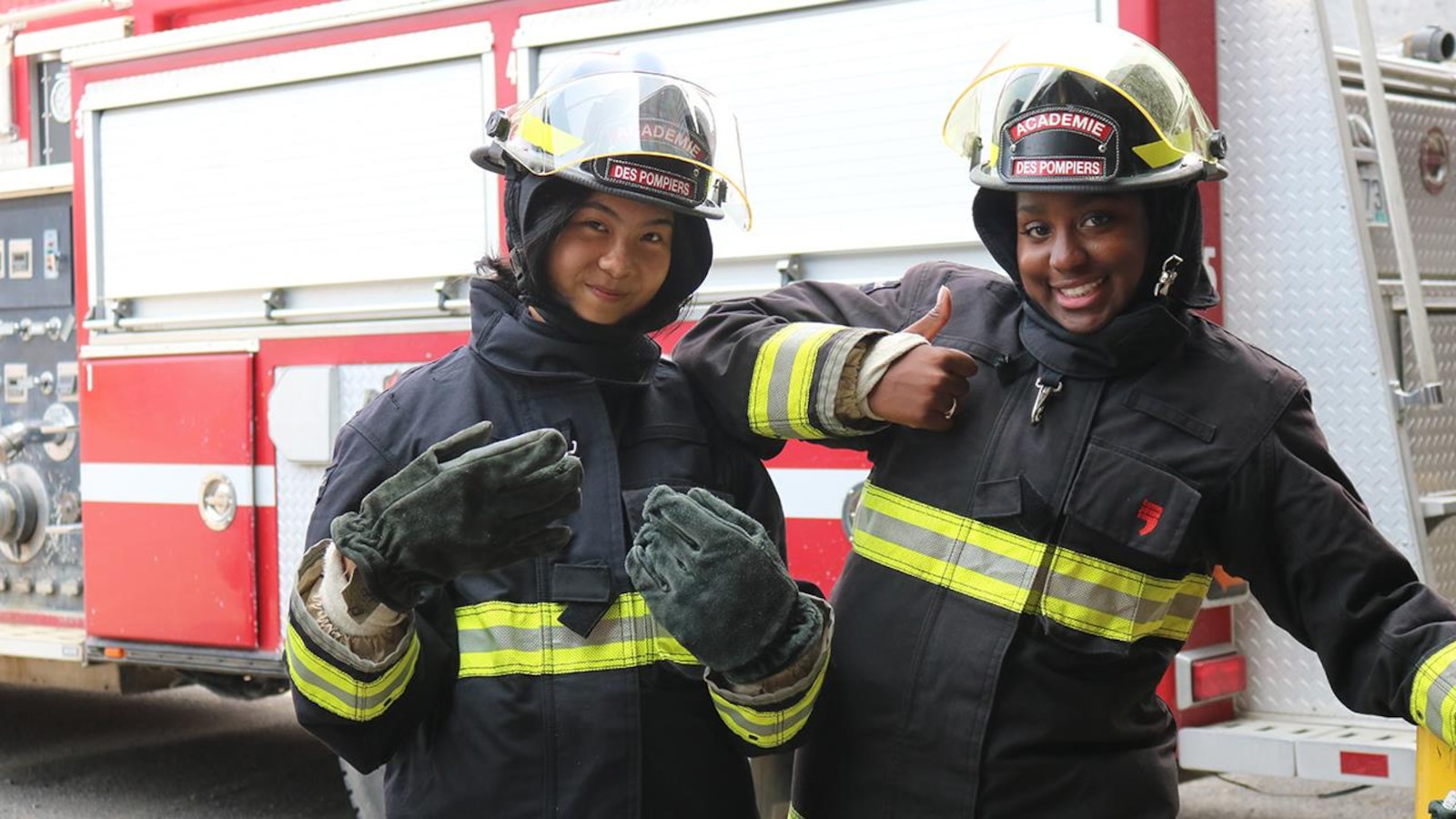 Les deux ados sont dans une tenue de pompières et sourient