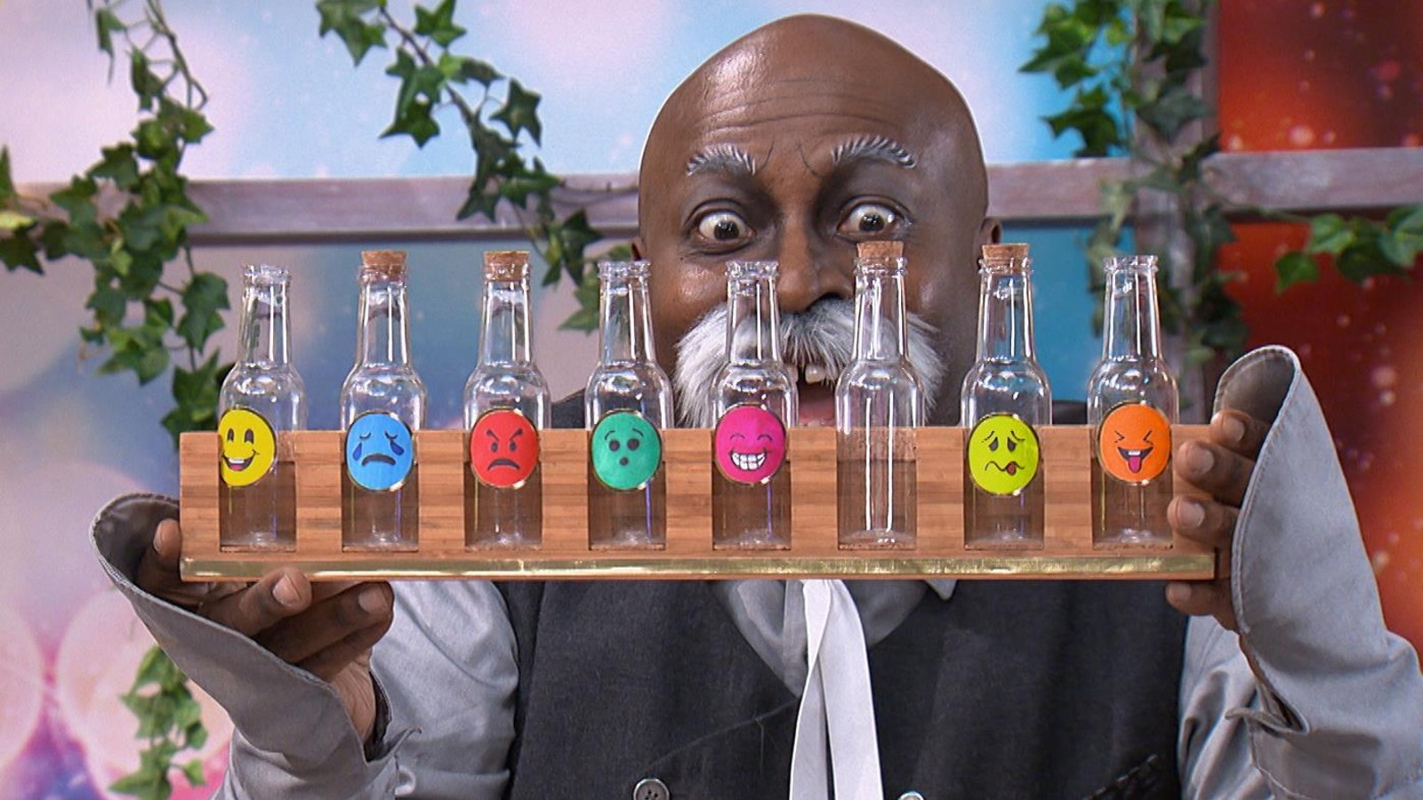 Morse scrute une série de petites bouteilles en verre. Morse scrute une série de petites bouteilles en verre.