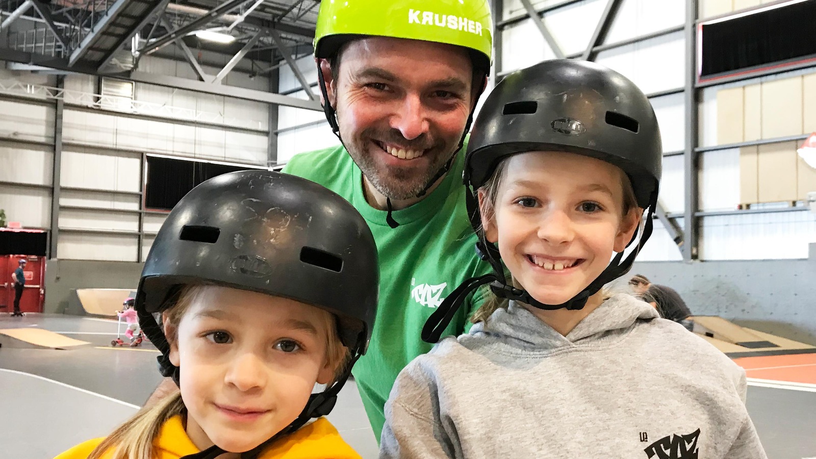 Au Taz, un père pose avec ses deux enfants en souriant. Au Taz, un père pose avec ses deux enfants en souriant.