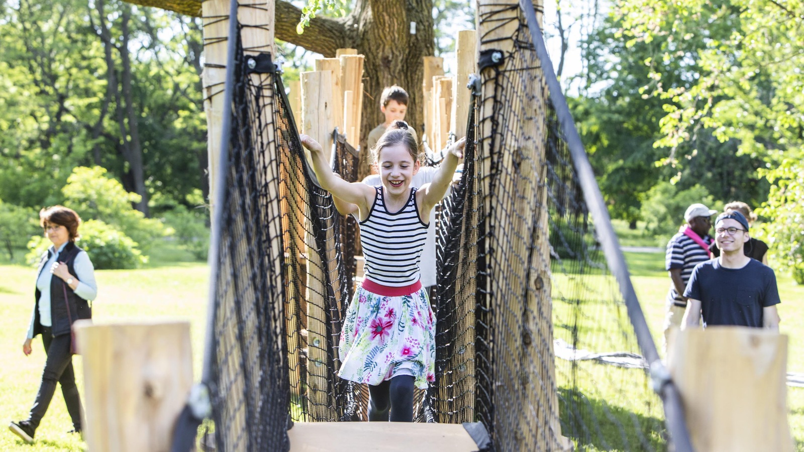 Des enfants traversent un pont suspendu. Des enfants traversent un pont suspendu.