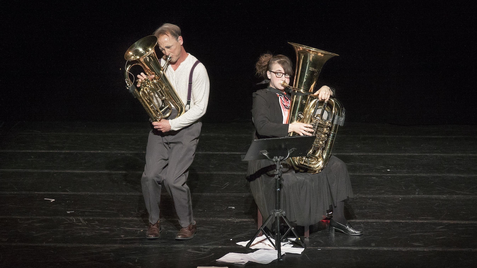 Un duo de musiciens sur scène Un duo de musiciens sur scène