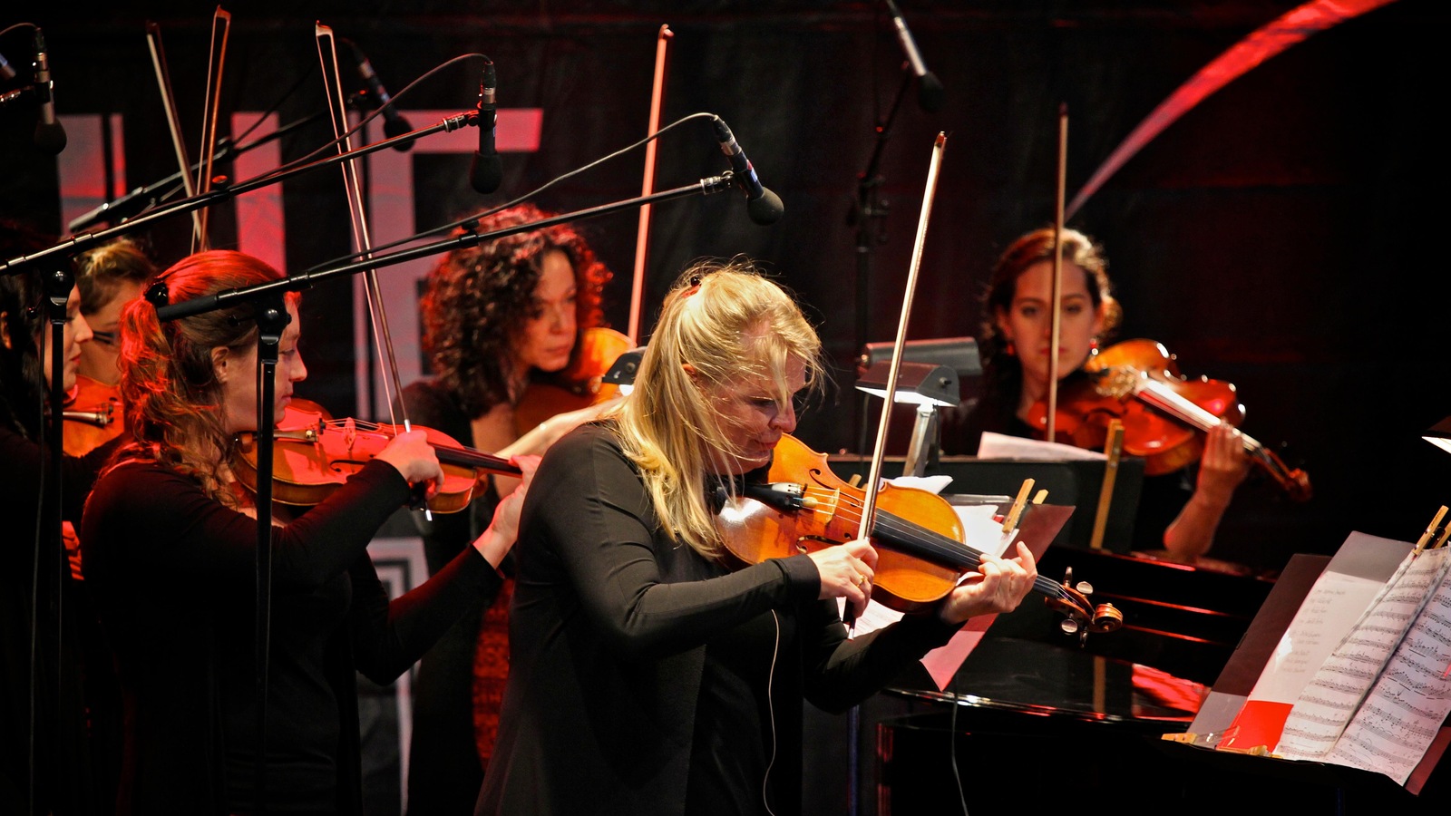 Les musiciennes jouent sur scène du violon Les musiciennes jouent sur scène du violon