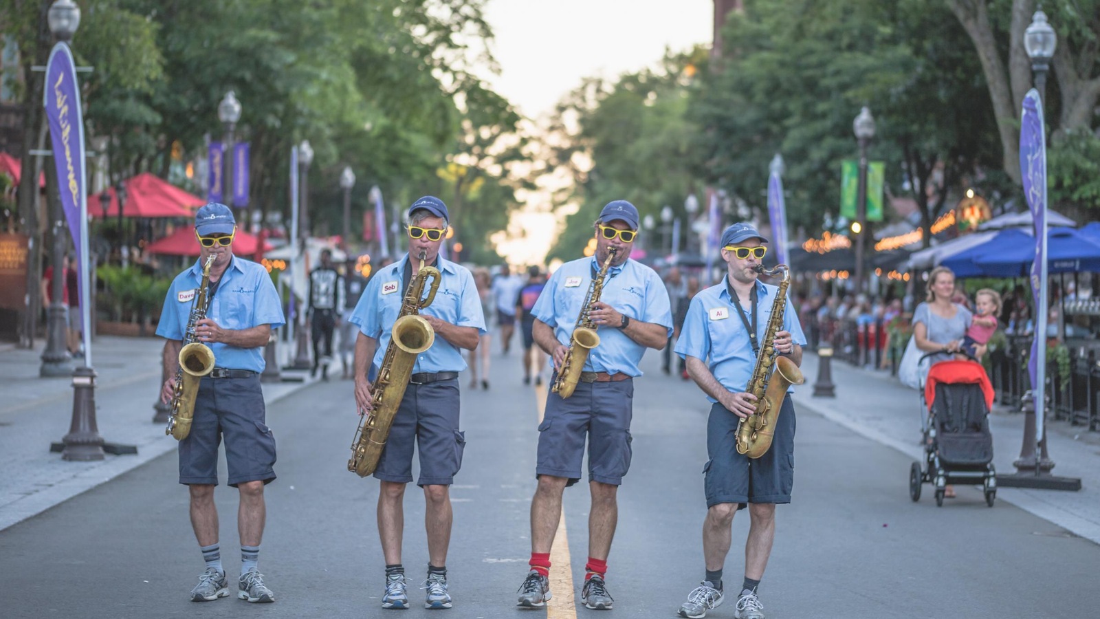 Ils jouent de la musique en pleine rue Ils jouent de la musique en pleine rue