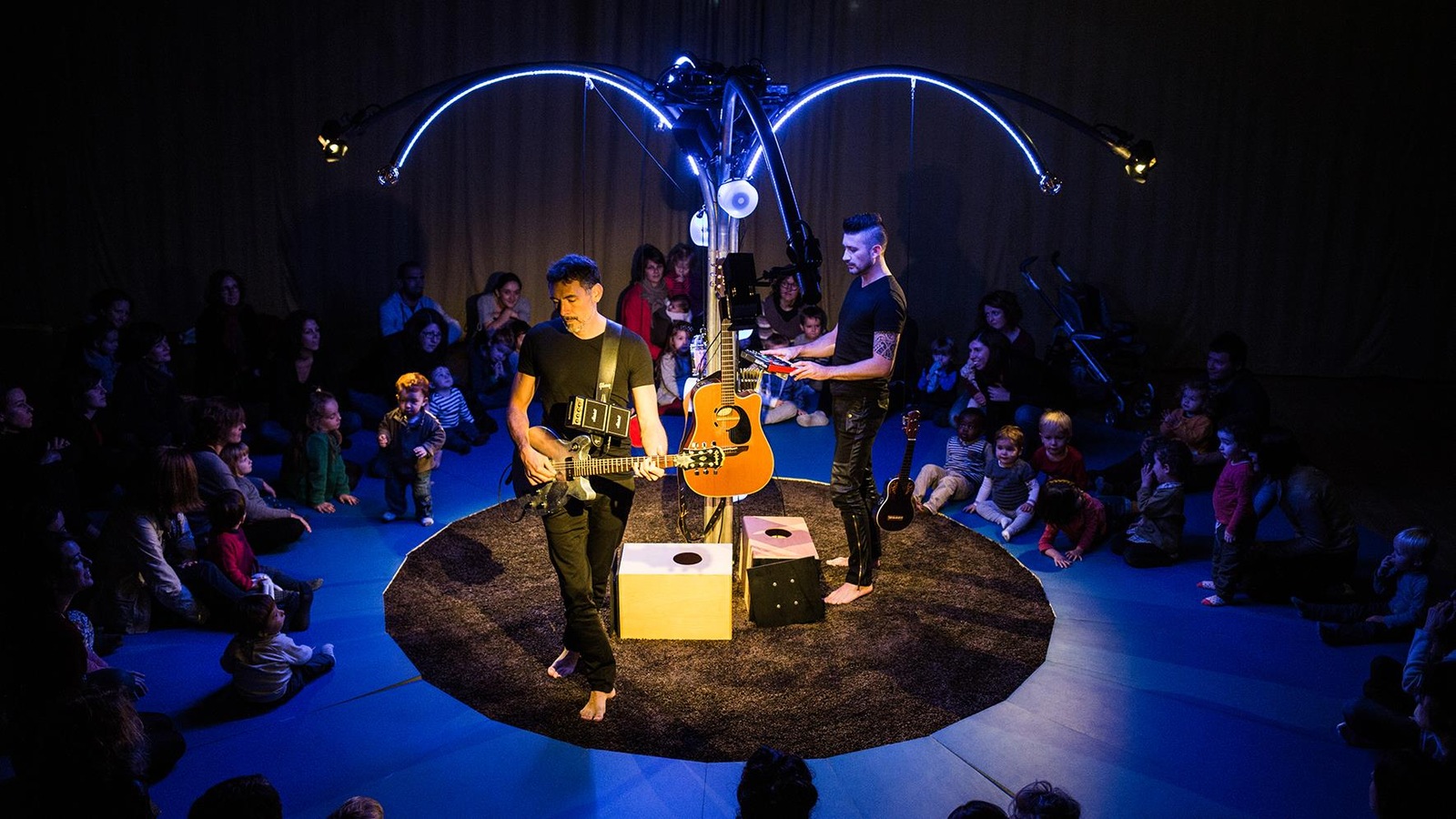 Spectacle jeune public (0-3ans) Vincent et Mosai: "Je me réveille". Création 2016 Spectacle jeune public (0-3ans) Vincent et Mosai: "Je me réveille". Création 2016