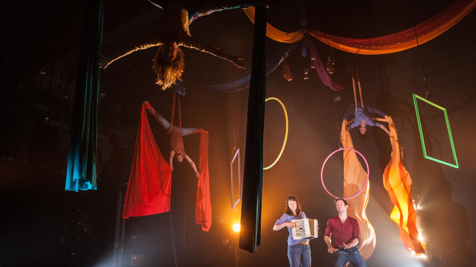 Des artistes de cirque qui ont du trapèze ruban Des artistes de cirque qui ont du trapèze ruban