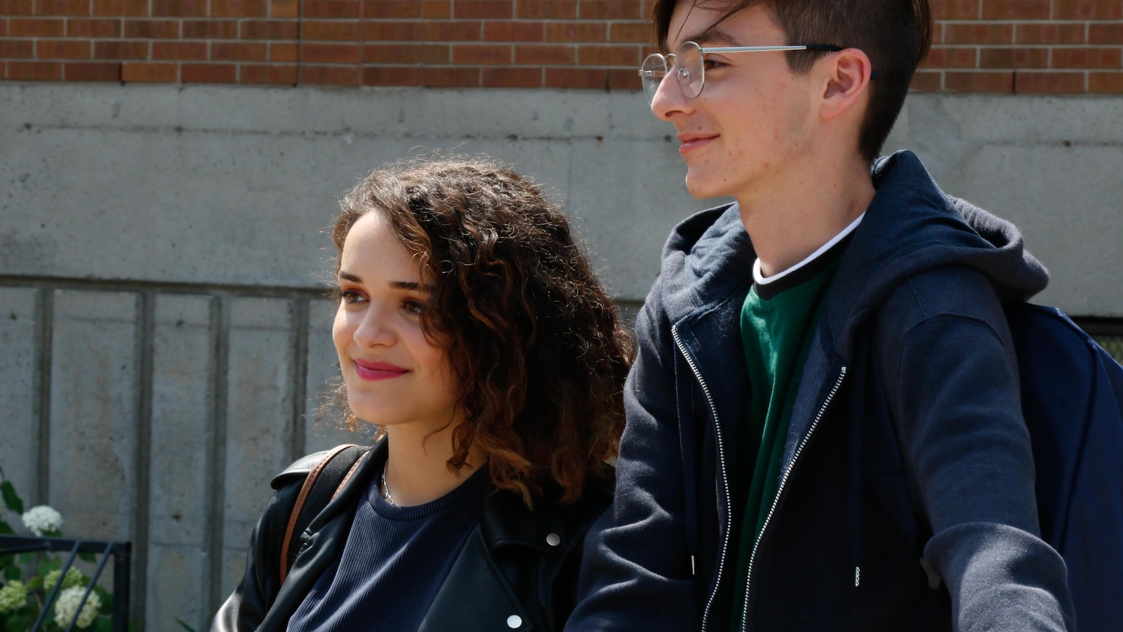 Ila marchent dans la cour du Collège Ila marchent dans la cour du Collège