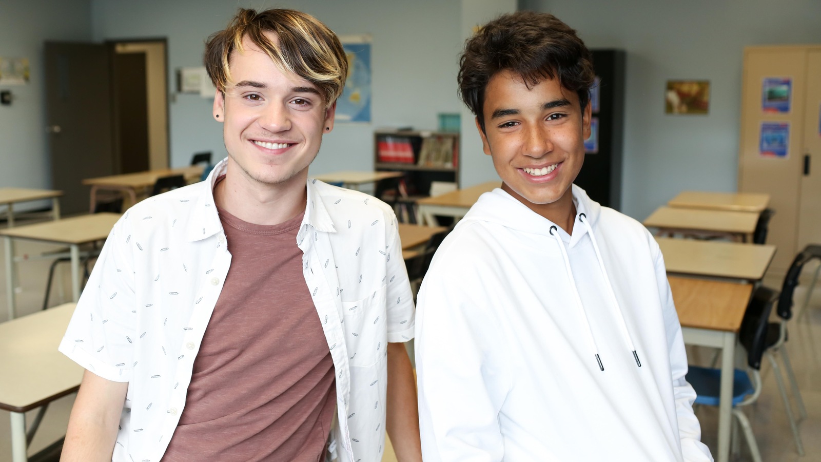Les deux ados sourient en classe Les deux ados sourient en classe
