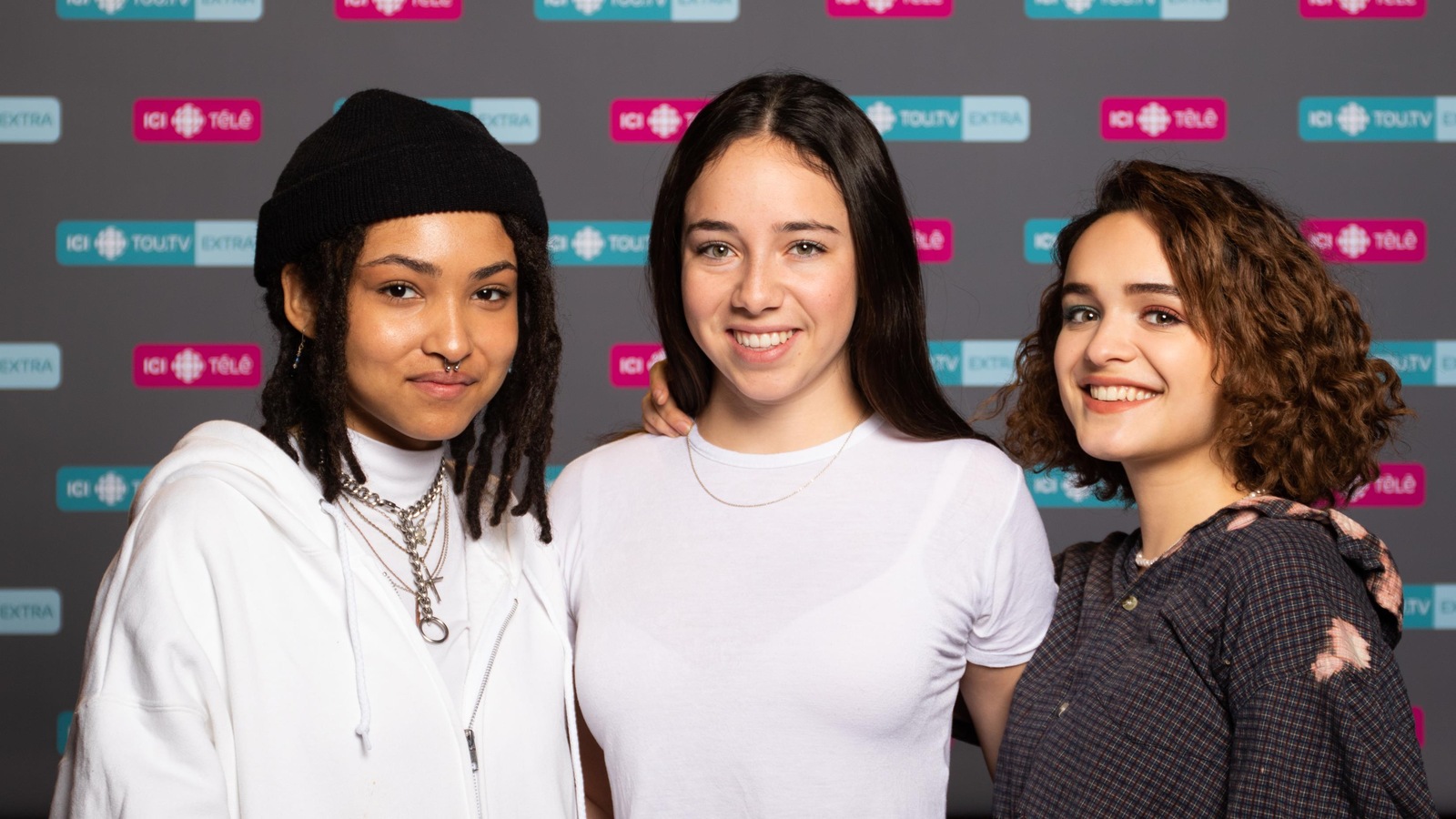 Les trois jeunes femmes posent en souriant à la caméra Les trois jeunes femmes posent en souriant à la caméra