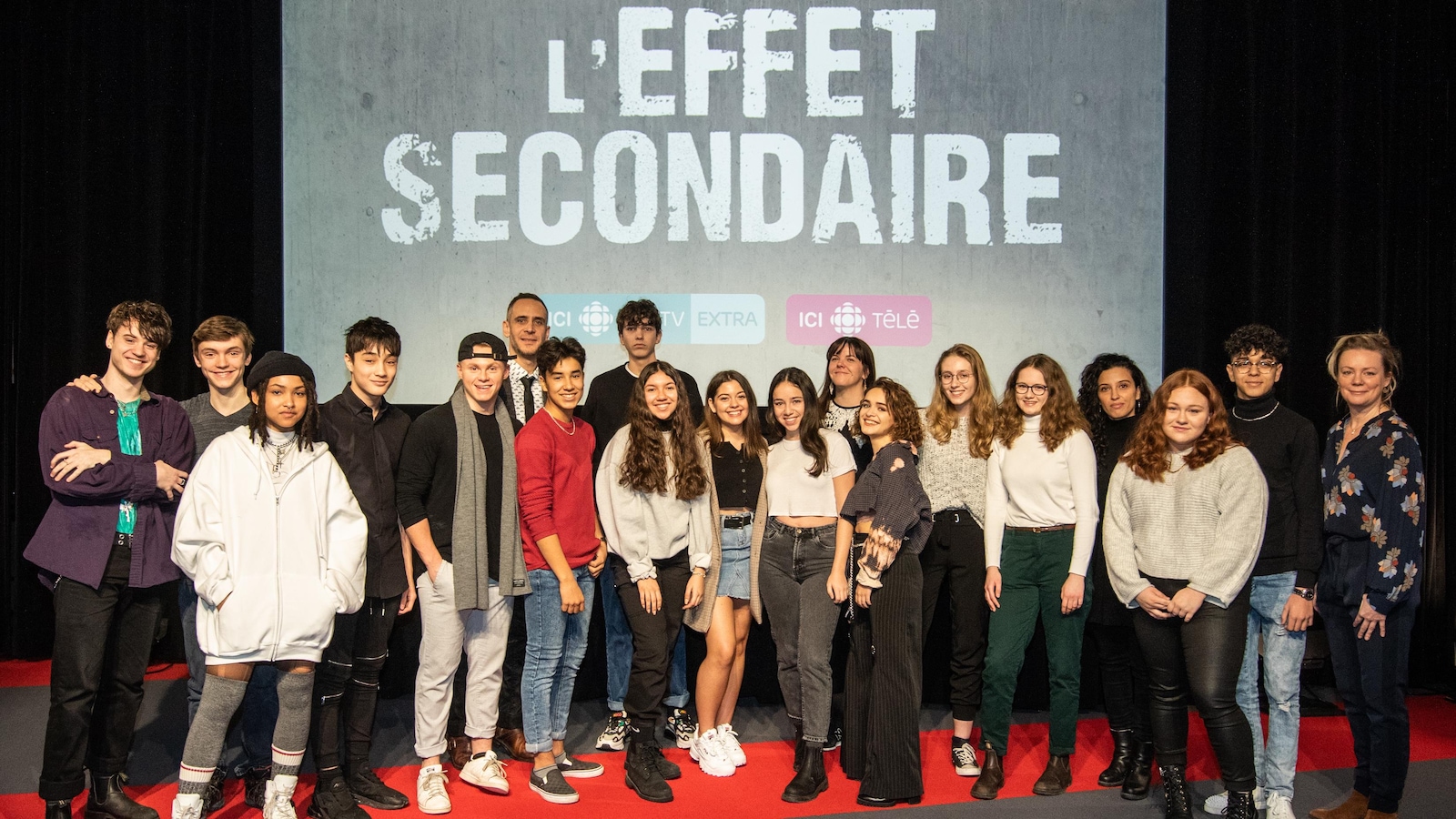Tout le monde pose pour le lancement télé en souriant Tout le monde pose pour le lancement télé en souriant