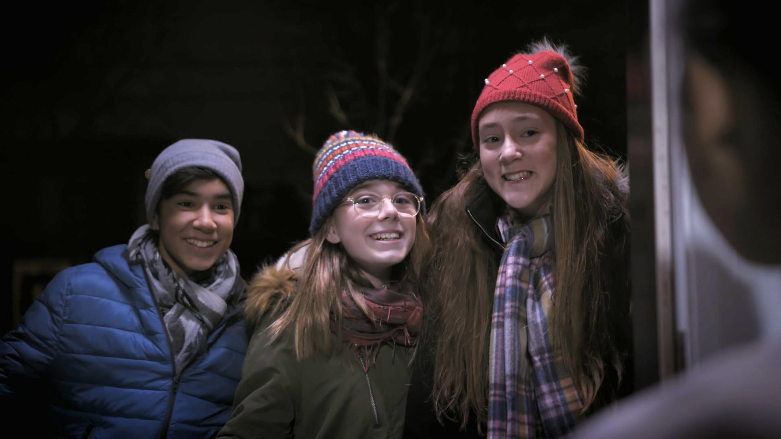Notre trio est invité à l’anniversaire de Jade. Pour ne pas gâcher la fête, ils décident de taire ce qu’ils ont découvert dans leur enquête. Mais y arriveront-ils? Notre trio est invité à l’anniversaire de Jade. Pour ne pas gâcher la fête, ils décident de taire ce qu’ils ont découvert dans leur enquête. Mais y arriveront-ils?