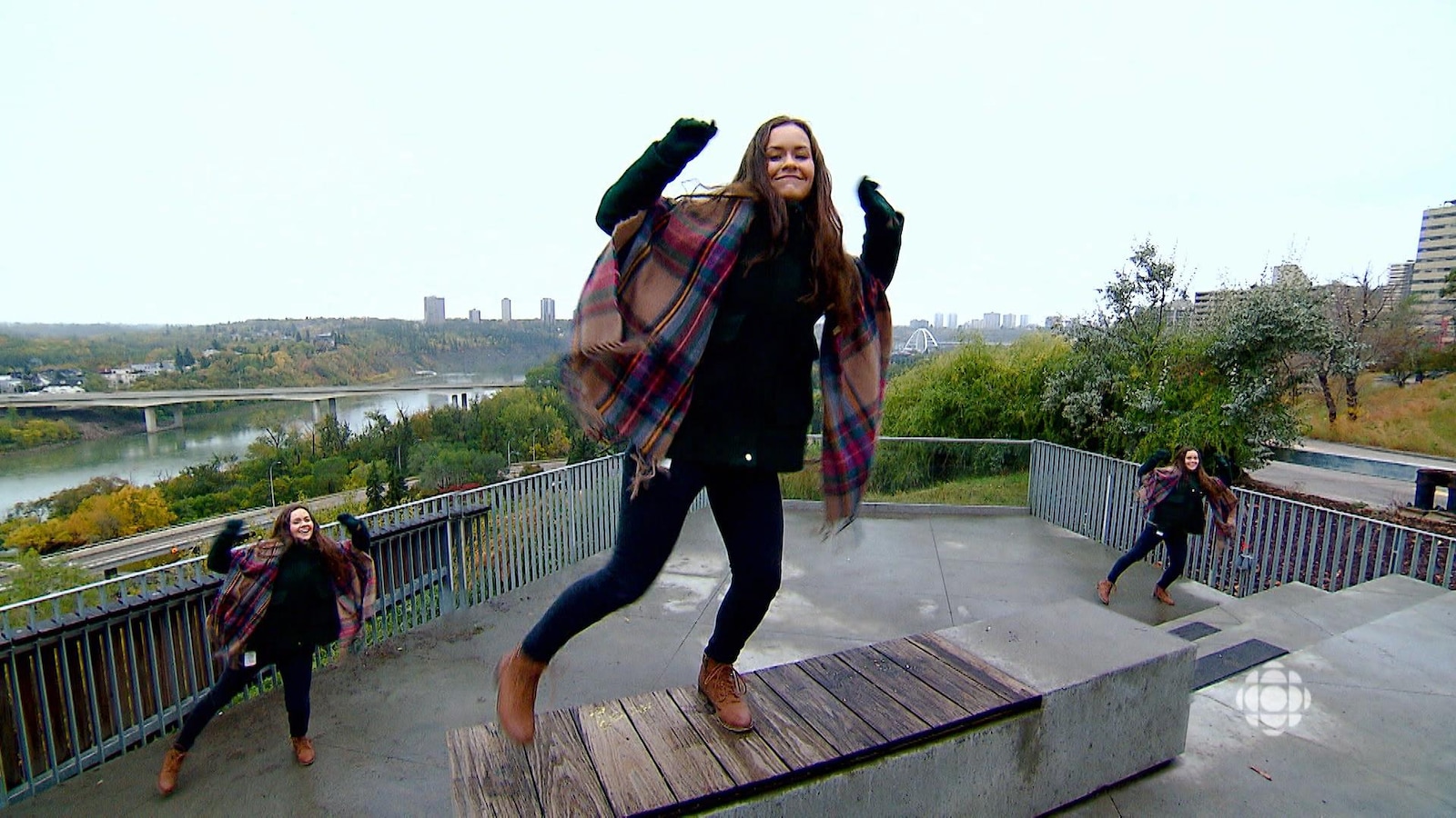 Mélissa danse sur un banc à Edmonton avec ses deux clones Mélissa danse sur un banc à Edmonton avec ses deux clones