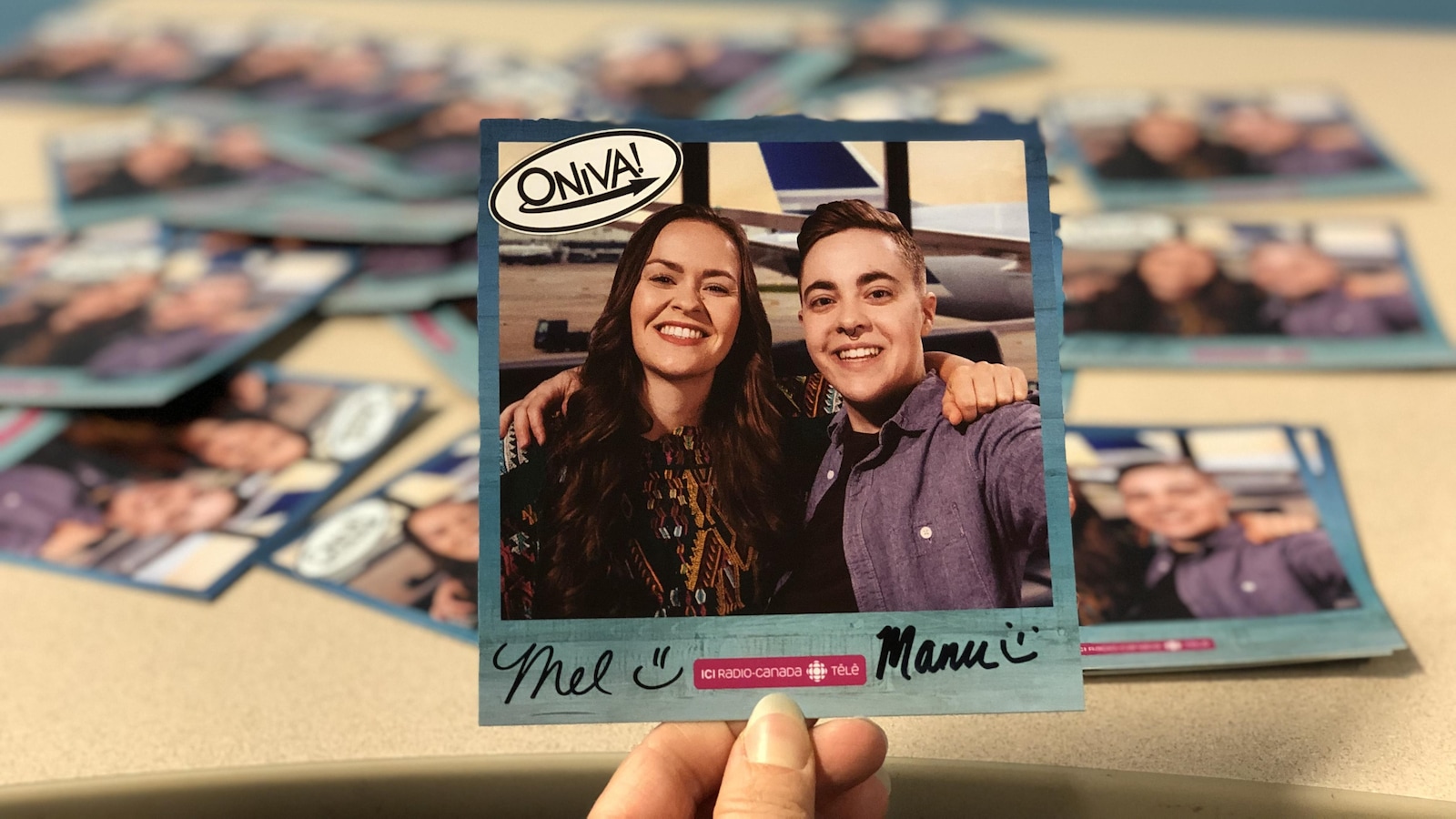 Les deux animateurs d'Oniva sourient sur une photo d'une carte postale Les deux animateurs d'Oniva sourient sur une photo d'une carte postale