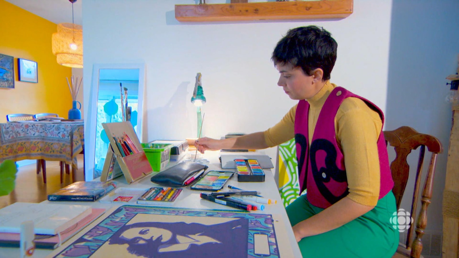 Zoé peint à son bureau dans sa maison. Zoé peint à son bureau dans sa maison.