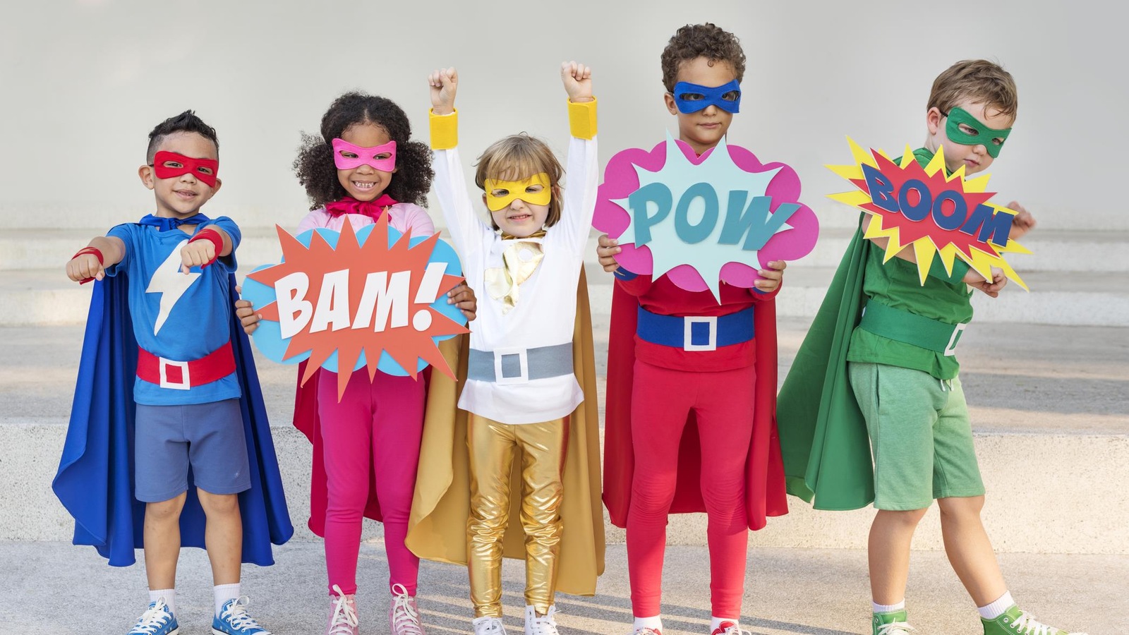 Des enfants sont déguisés en super-héros. Des enfants sont déguisés en super-héros.