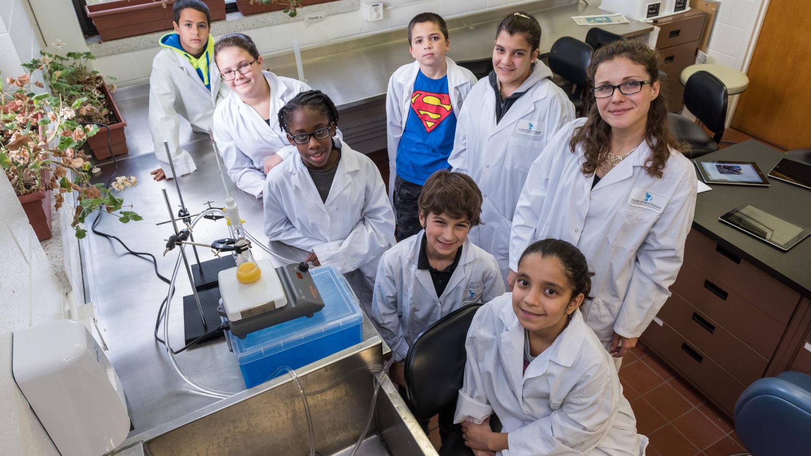 Ils sont au labo de science Ils sont au labo de science