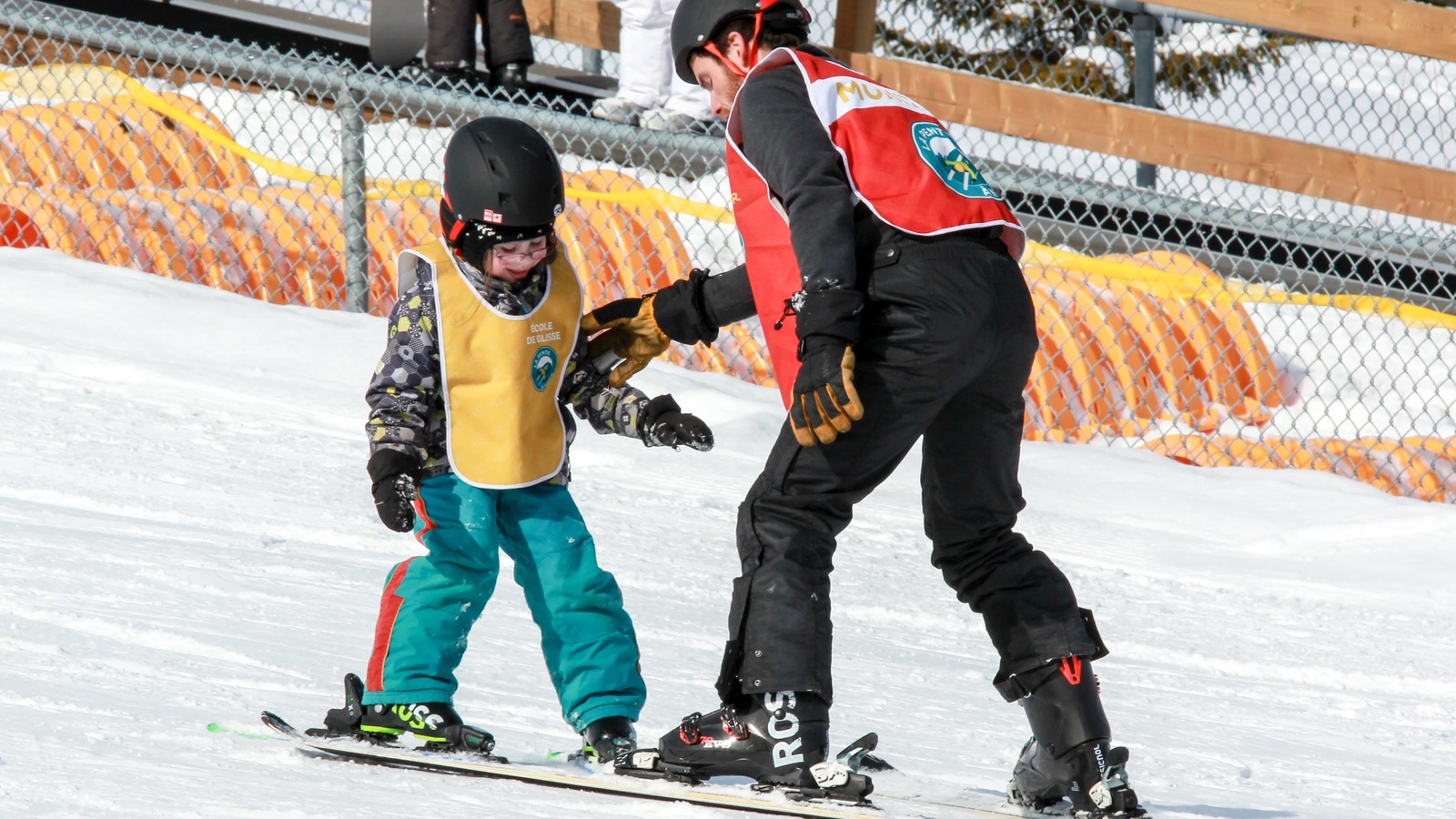 Un moniteur l'aide sur la piste Un moniteur l'aide sur la piste