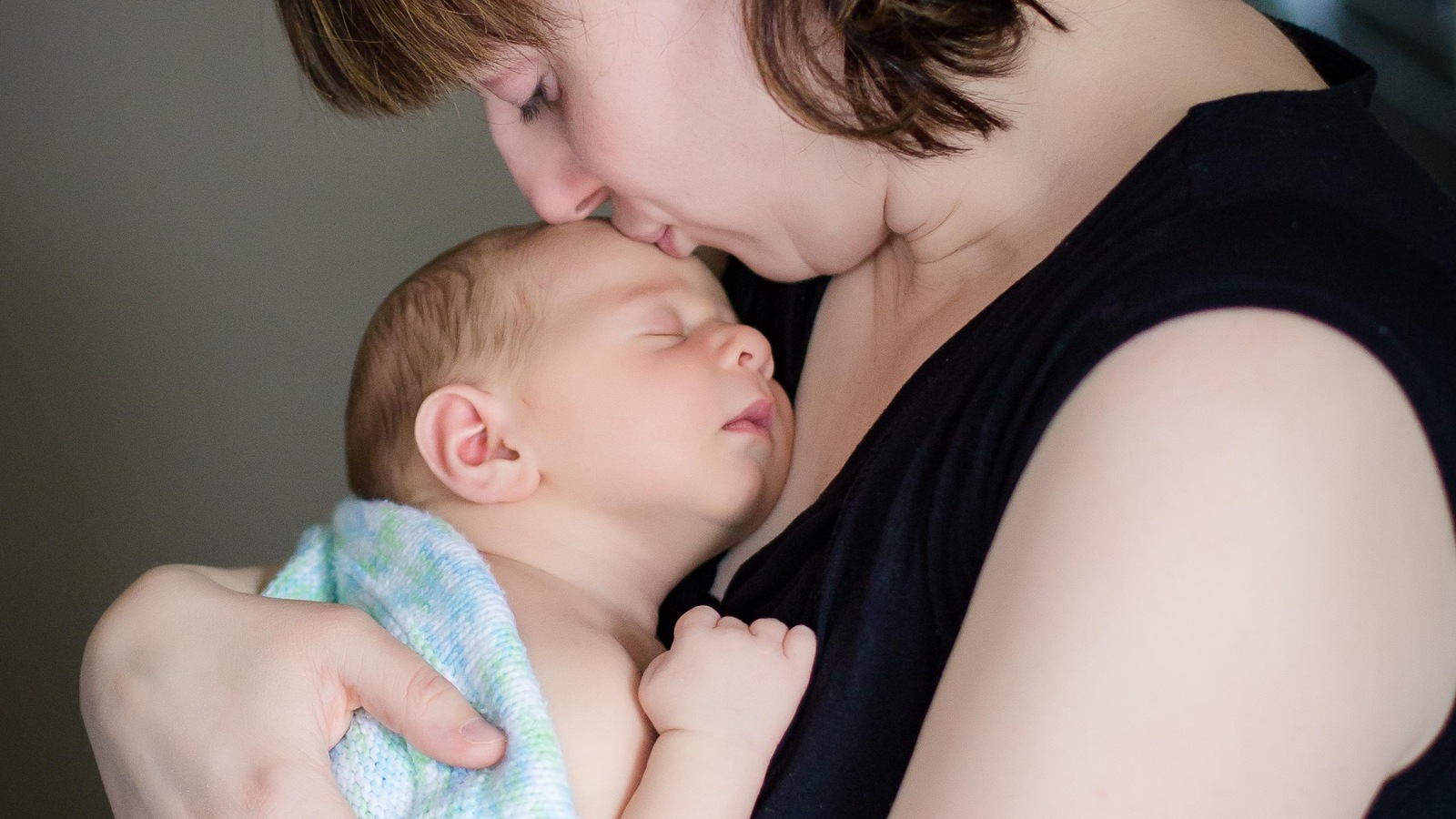 Un câlin maman-bébé Un câlin maman-bébé