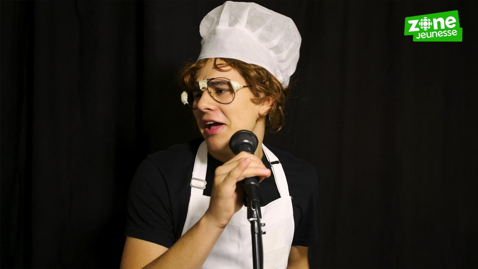 Il est déguisé en chef cuisinier Il est déguisé en chef cuisinier