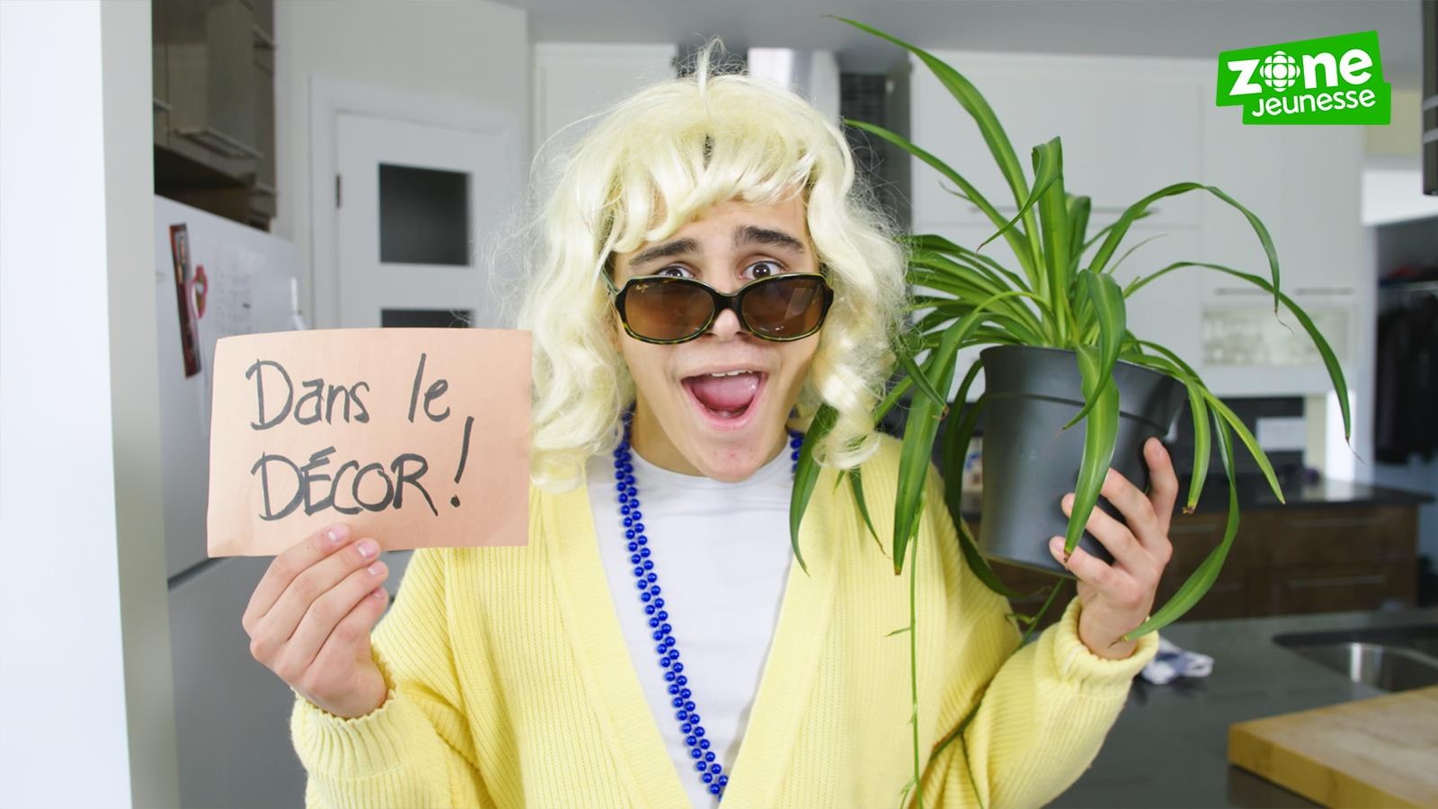 Il est déguisé en animatrice d'émission de décoration Il est déguisé en animatrice d'émission de décoration