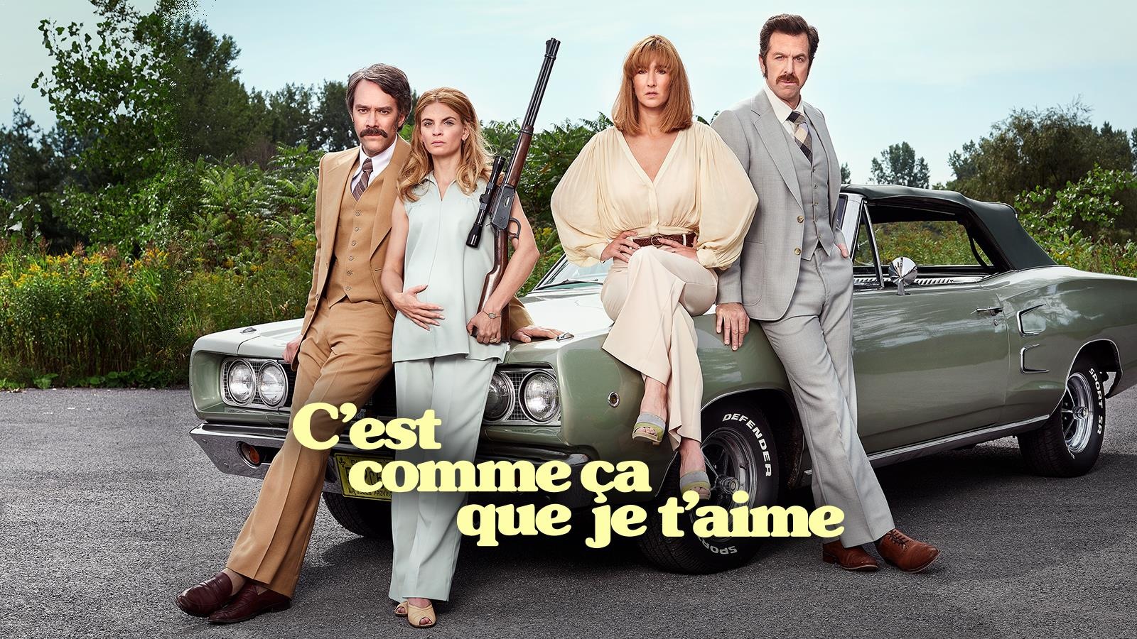 Les quatre protagonistes de la série posent sur une voiture des années 1970. Une des deux femmes porte un fusil à lunettes à la main. Les quatre protagonistes de la série posent sur une voiture des années 1970. Une des deux femmes porte un fusil à lunettes à la main.