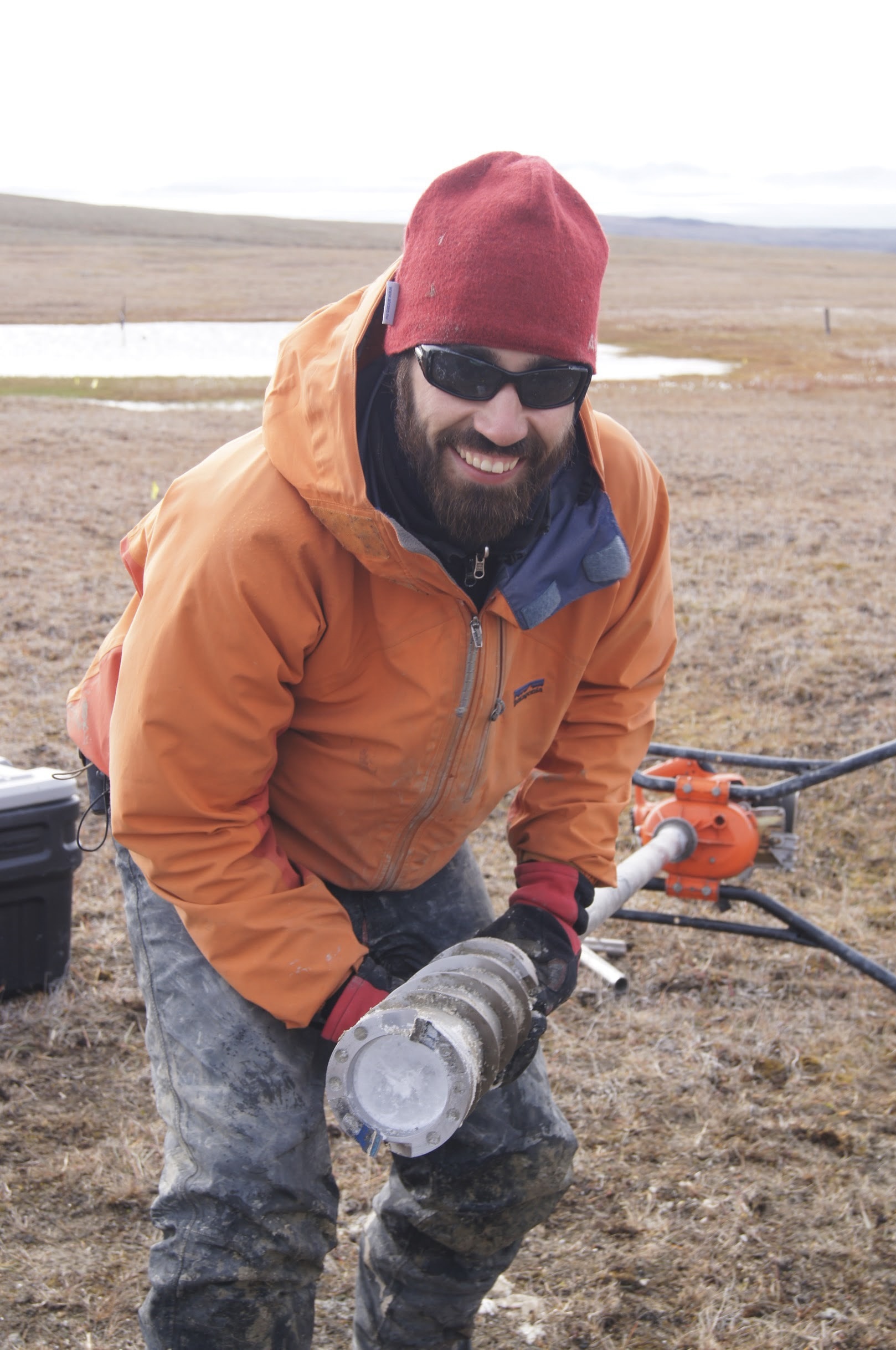 Michel Paquette, doctorant en géographie à l’Université de Montréal, sur le terrain avec une foreuse.
Michel Paquette, doctorant en géographie à l’Université de Montréal, sur le terrain avec une foreuse.