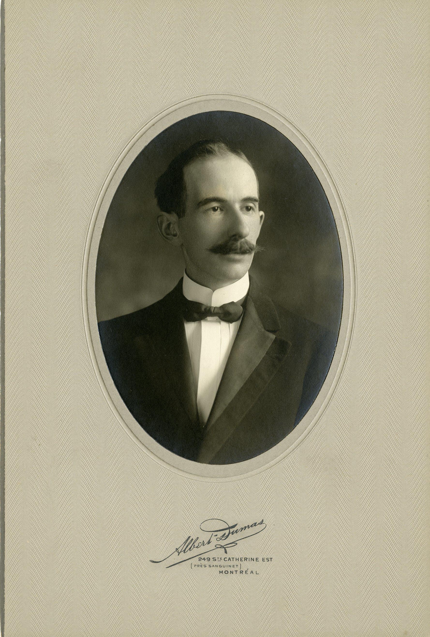 Portrait en noir et blanc d'un homme portant la moustache Portrait en noir et blanc d'un homme portant la moustache