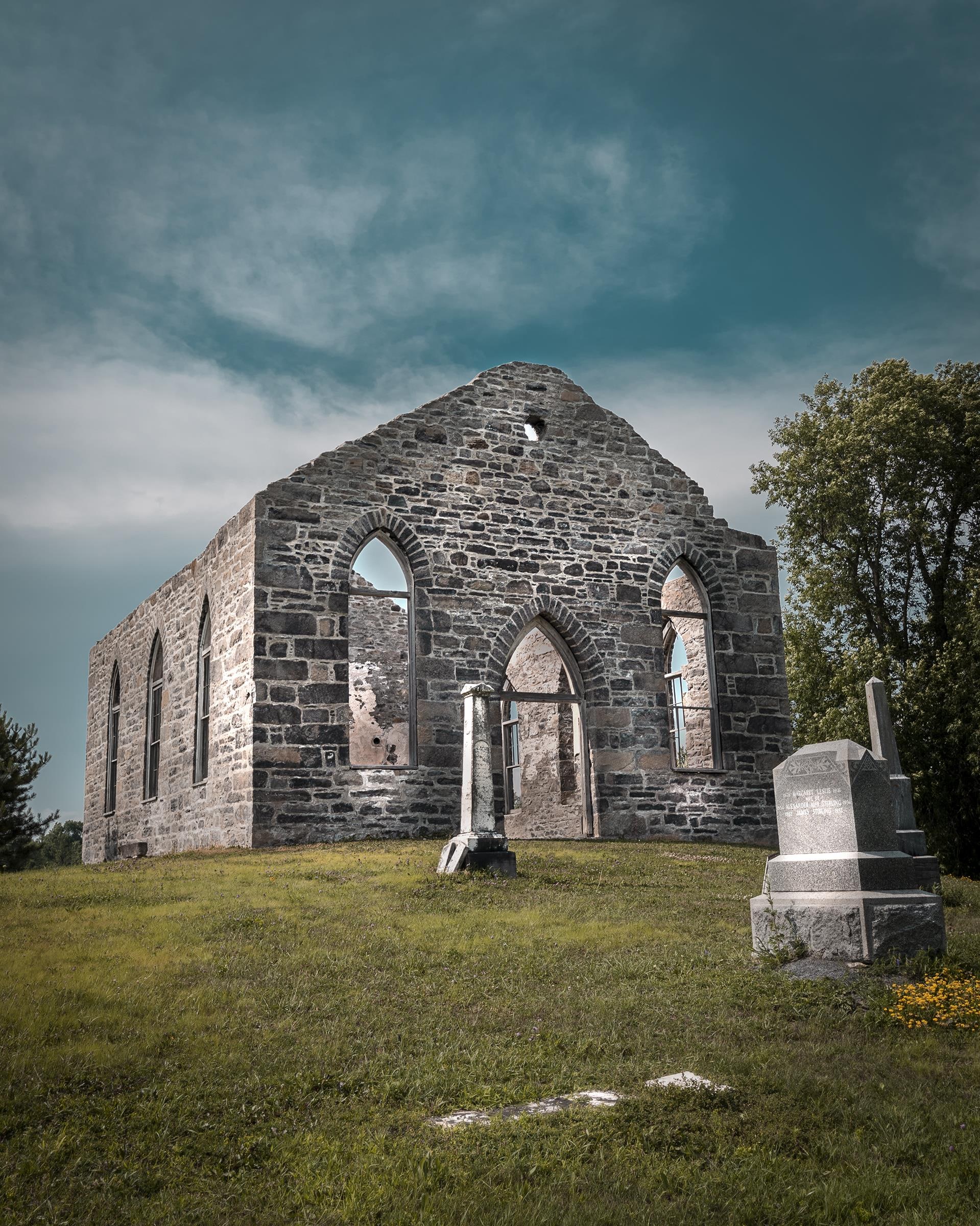Une ancienne église dont il ne reste que des pierres. Une ancienne église dont il ne reste que des pierres.