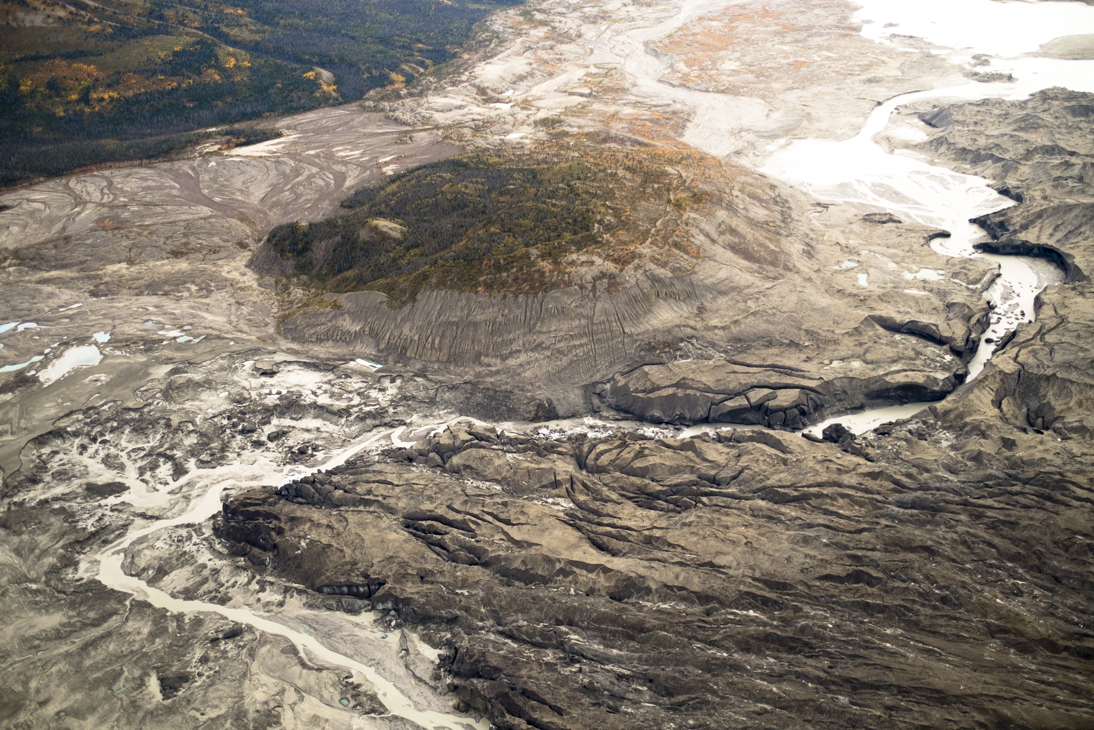 Vue aérienne du canyon charriant désormais l’eau du glacier loin de la rivière Slims et dans le lit de la rivière Kaskawulsh. Vue aérienne du canyon charriant désormais l’eau du glacier loin de la rivière Slims et dans le lit de la rivière Kaskawulsh.