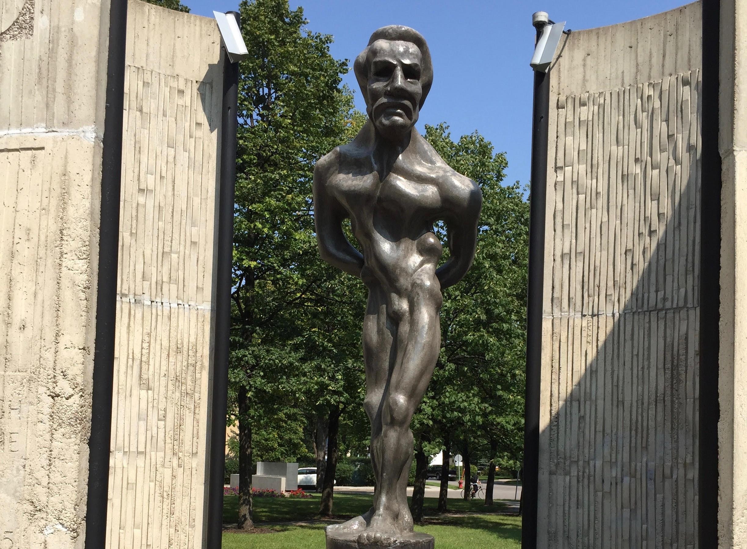 Cette statue d’un Louis Riel nu et tourmenté de Marcien LeMay a été dévoilée devant le Palais législatif de Winnipeg lors du centenaire du Manitoba en 1970, avant d’être retirée et entreposée 20 ans plus tard à la suite de nombreuses critiques. Elle a été remplacée en 1996 par une version du chef en homme d’État alors que l’œuvre de Lemay trouvait refuge devant l’Université de Saint-Boniface. Cette statue d’un Louis Riel nu et tourmenté de Marcien LeMay a été dévoilée devant le Palais législatif de Winnipeg lors du centenaire du Manitoba en 1970, avant d’être retirée et entreposée 20 ans plus tard à la suite de nombreuses critiques. Elle a été remplacée en 1996 par une version du chef en homme d’État alors que l’œuvre de Lemay trouvait refuge devant l’Université de Saint-Boniface.